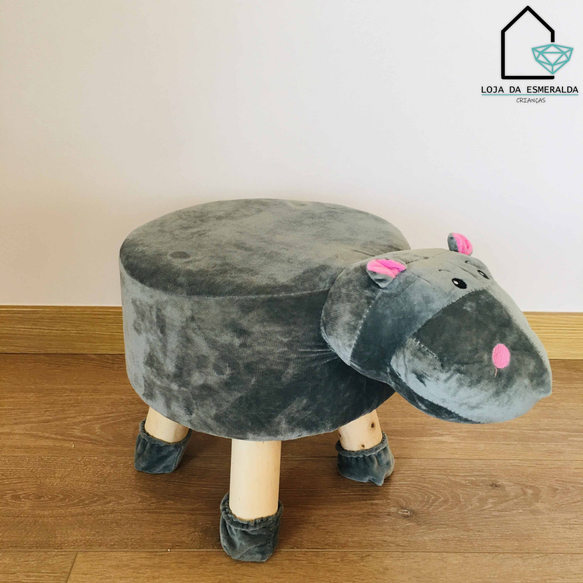Banco infantil cinzento com forma de hipopótamo e pés de madeira