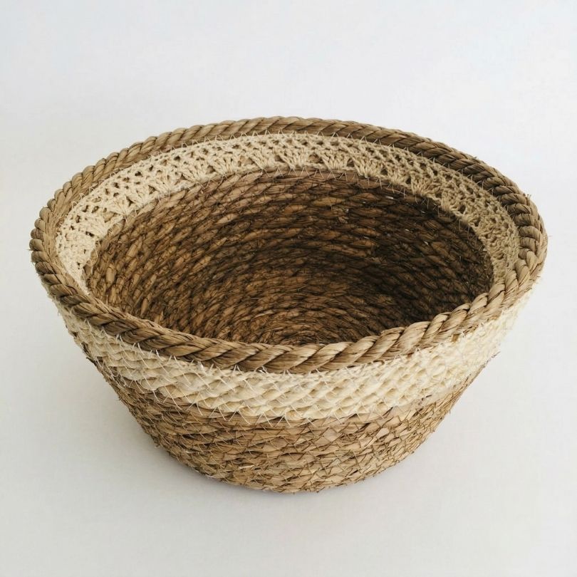 Cesto de vime trançado castanho e bege claro