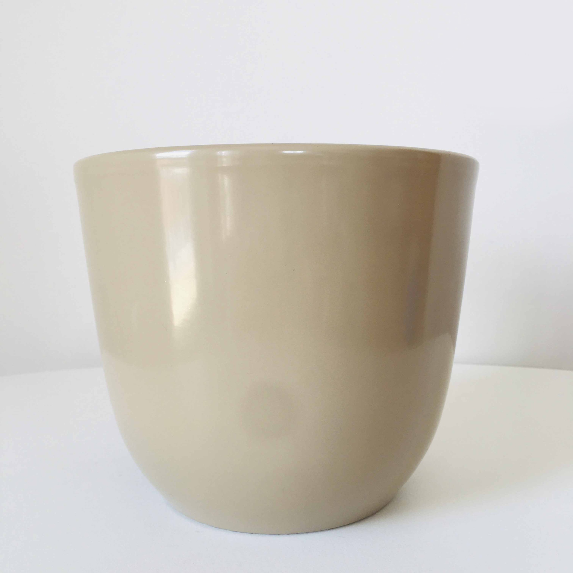 Vaso de cerâmica bege cilíndrico arredondado