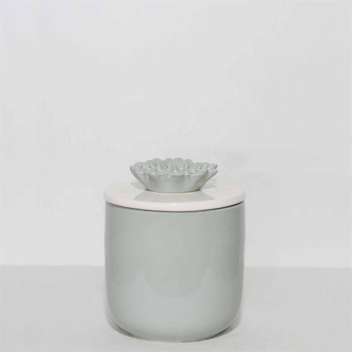 Frasco de cerâmica cinza com tampa branca e flor cinza decorativa