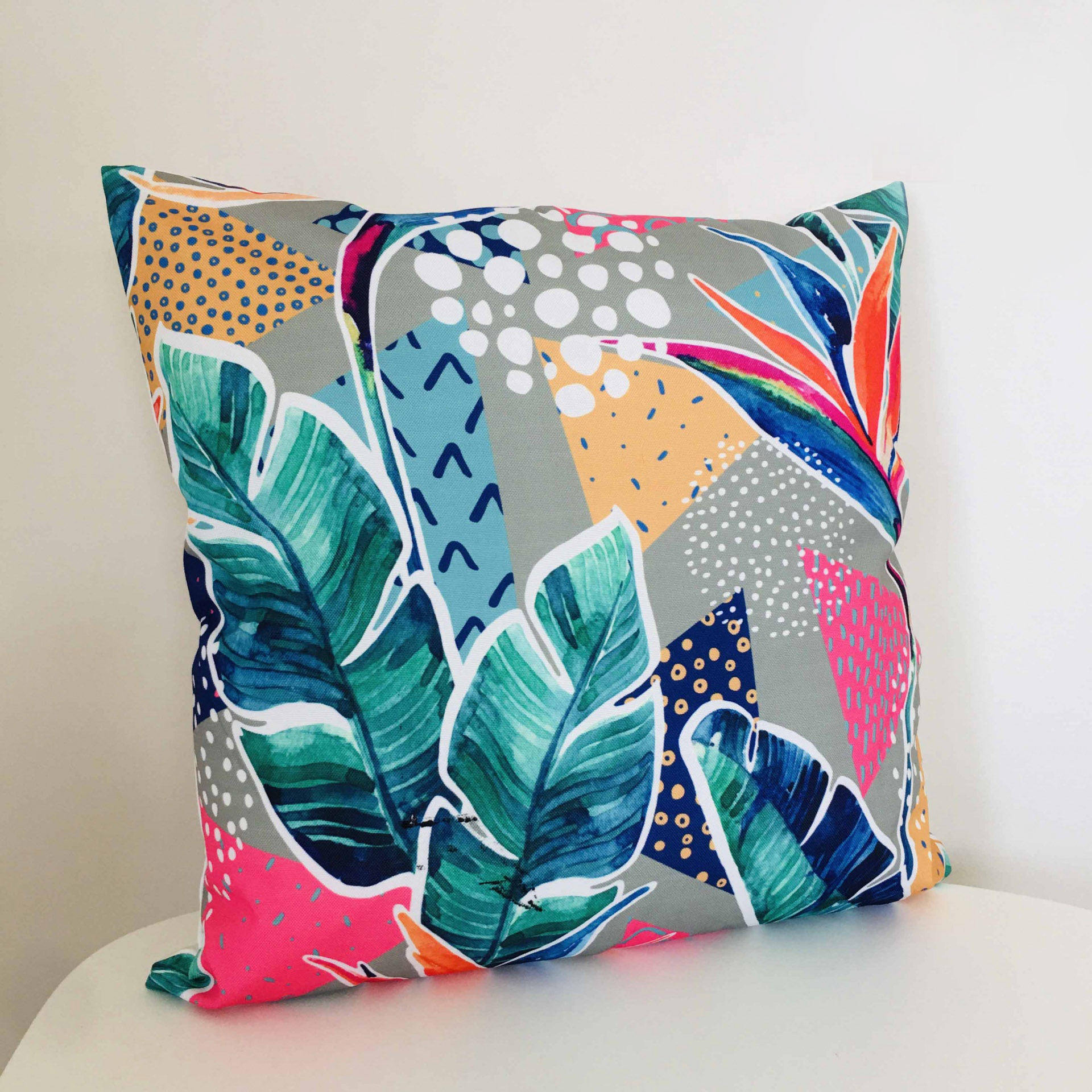 Almofada quadrada com padrão tropical colorido