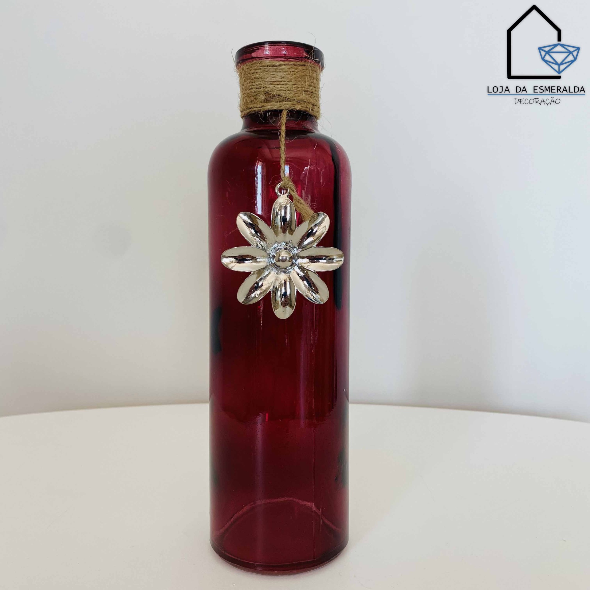 Garrafa decorativa vermelha com pendente de flor prateada