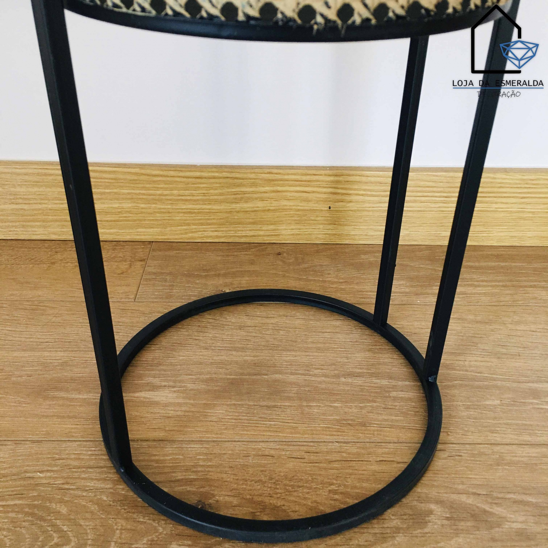 Base metálica preta de banco com assento estofado padrão têxtil