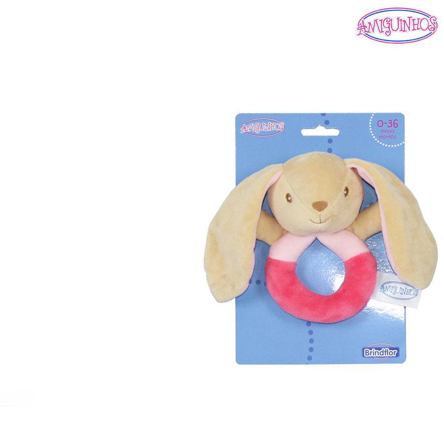 Brinquedo de peluche coelho com anel macio colorido num cartaz azul AMIGUINHOS