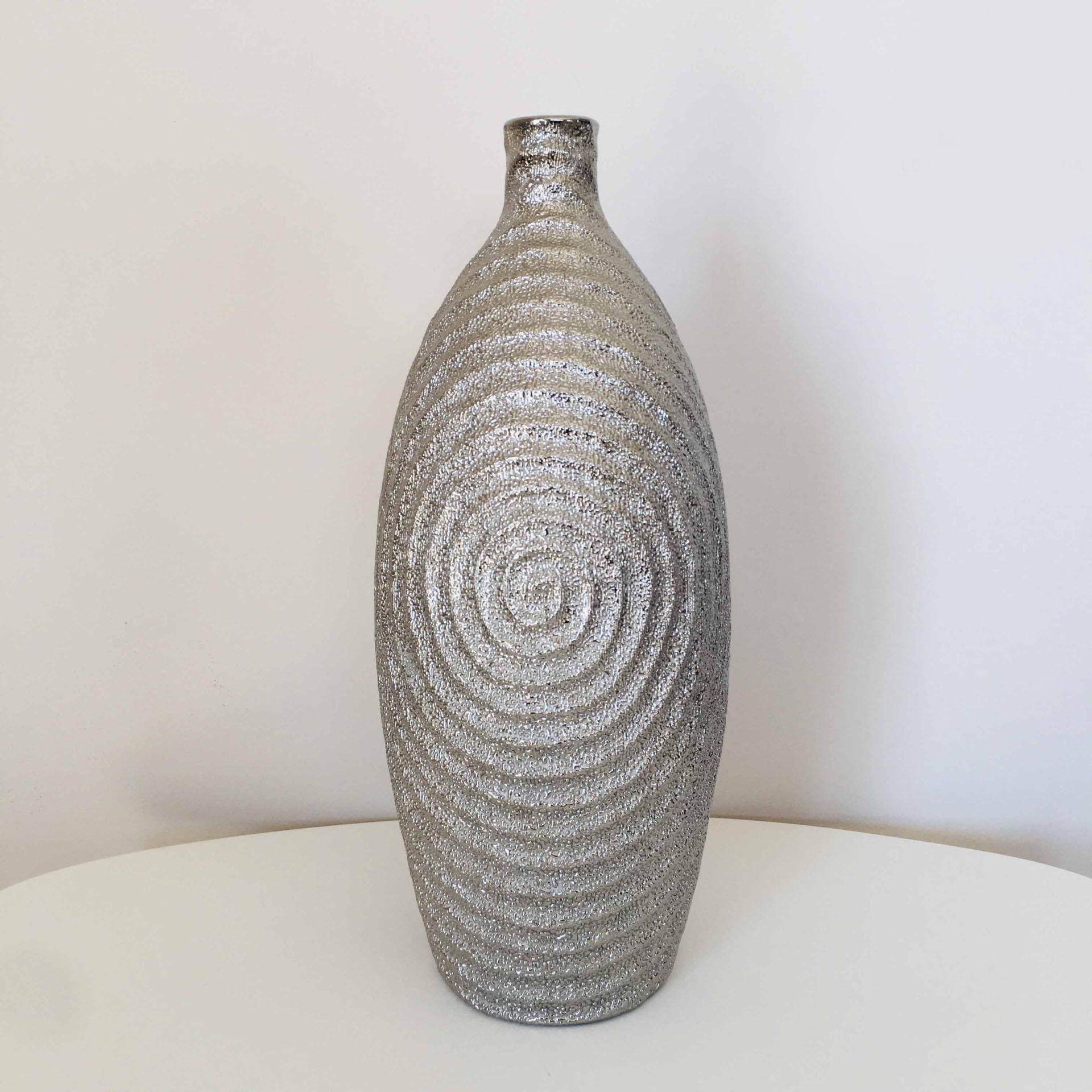 Vaso decorativo cinza com textura circular