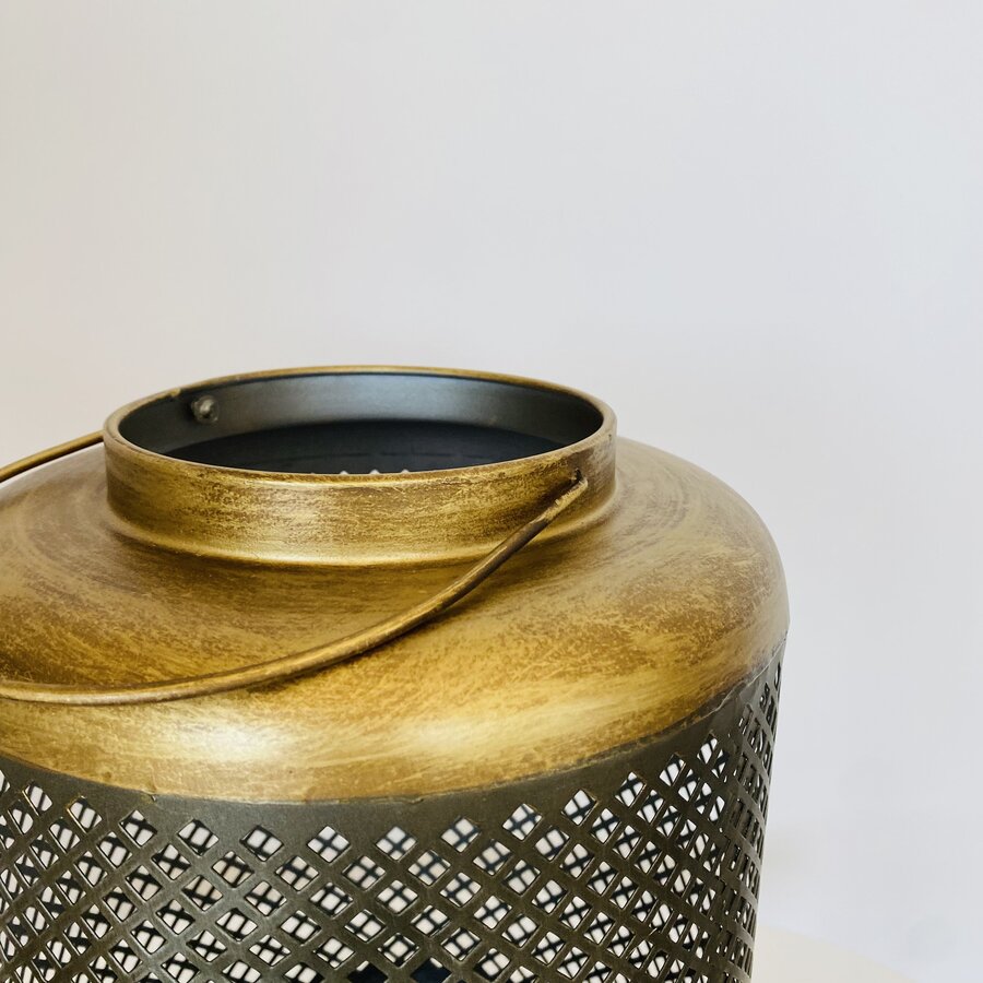 Lanterna metálica dourada com padrão recortado em losangos e asa fina