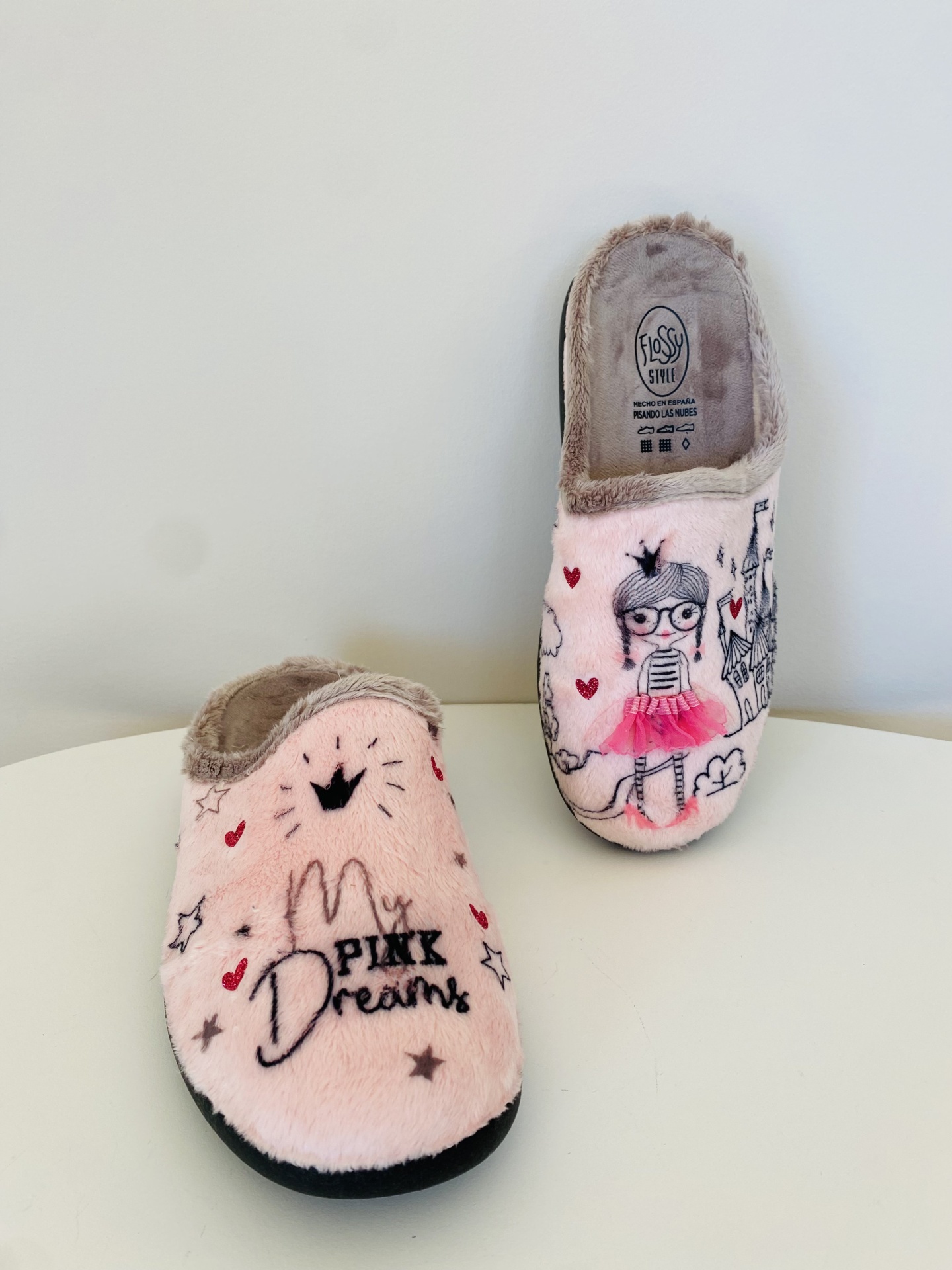 Chinelos rosa felpudos com desenhos de menina, estrelas e texto PINK Dreams