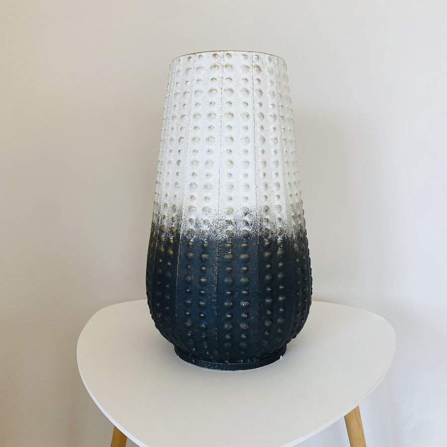 Vaso decorativo oval bicolor em vidro texturizado sobre mesa branca