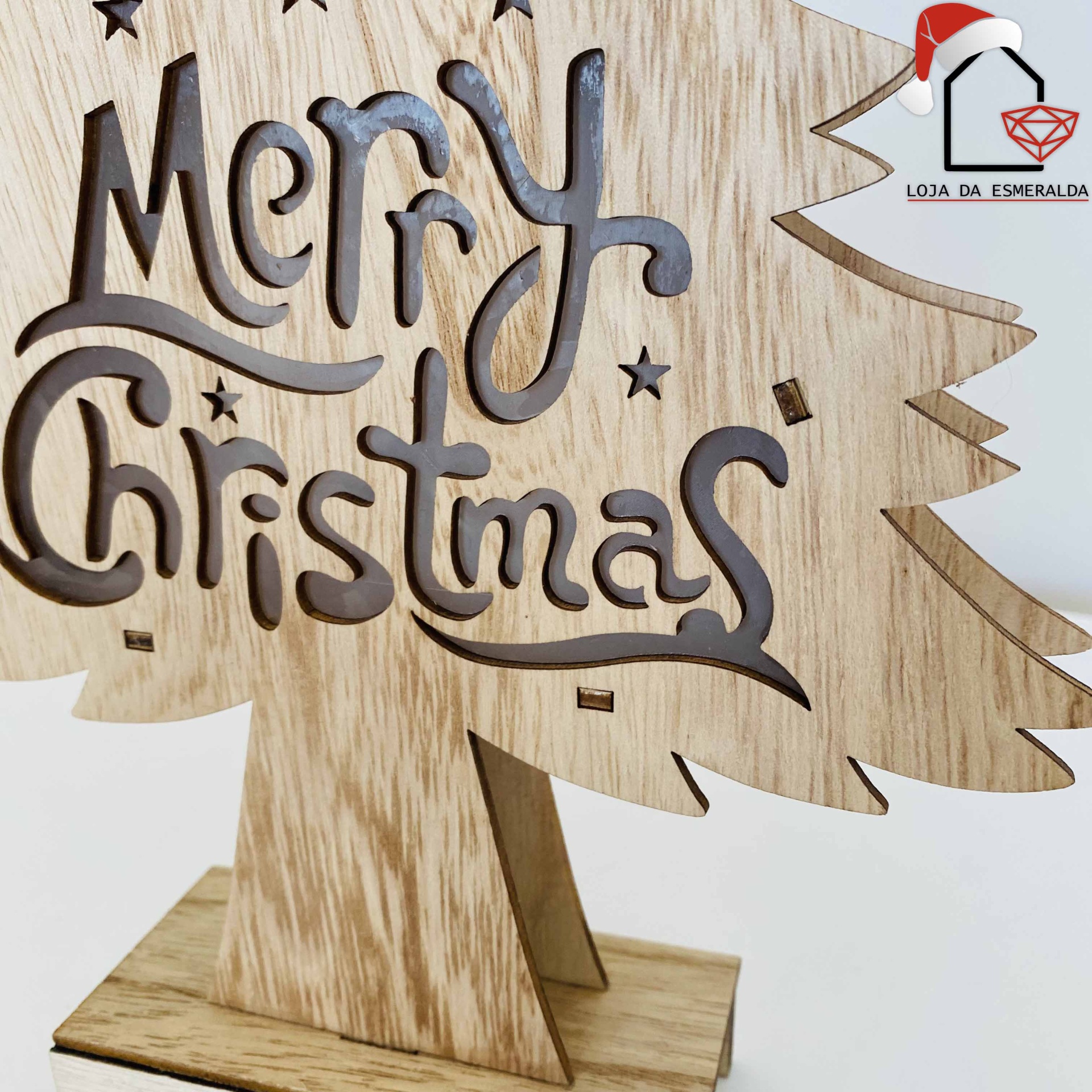 Peça decorativa natal em madeira clara com frase Merry Christmas