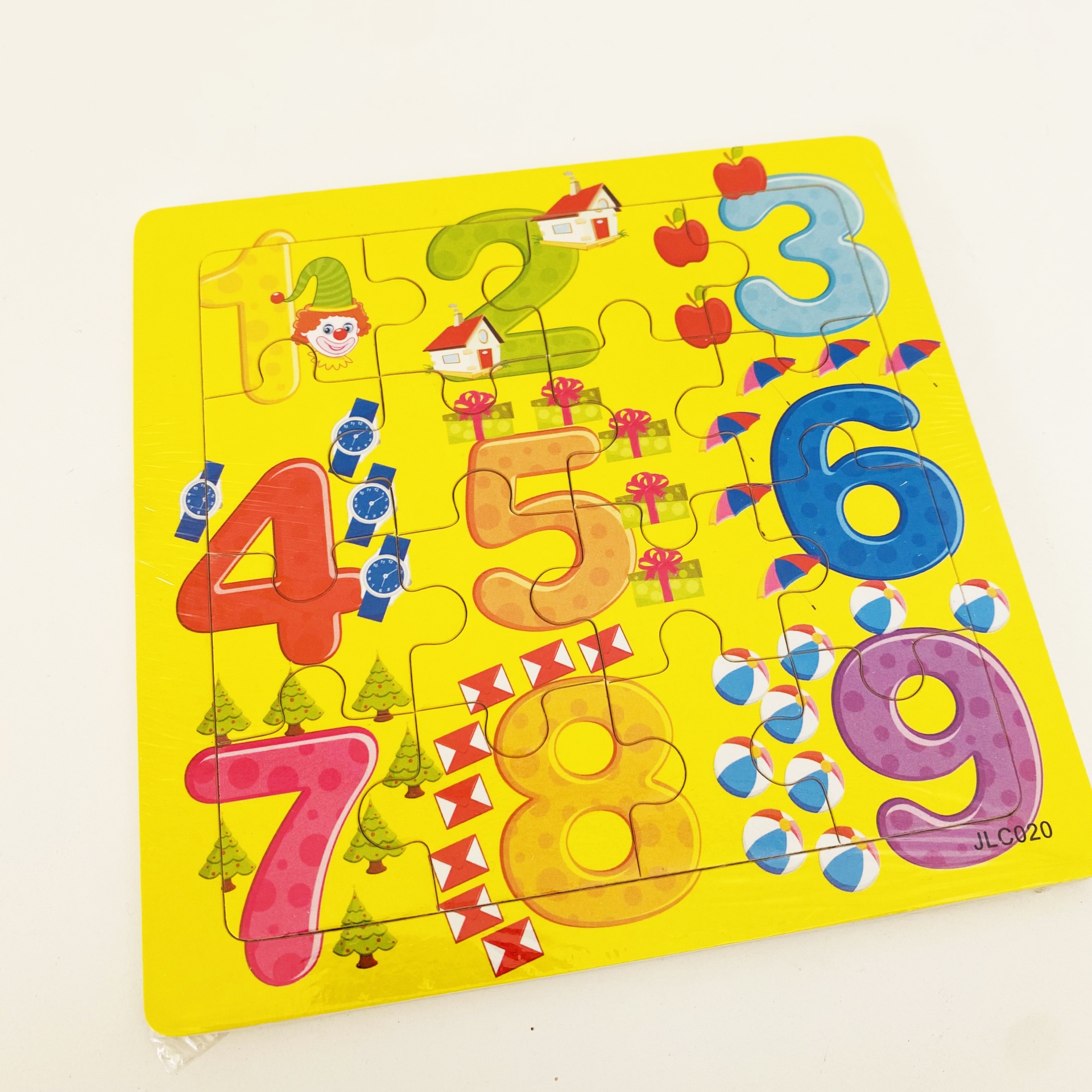 Puzzle de madeira amarelo com números coloridos e desenhos pequenos