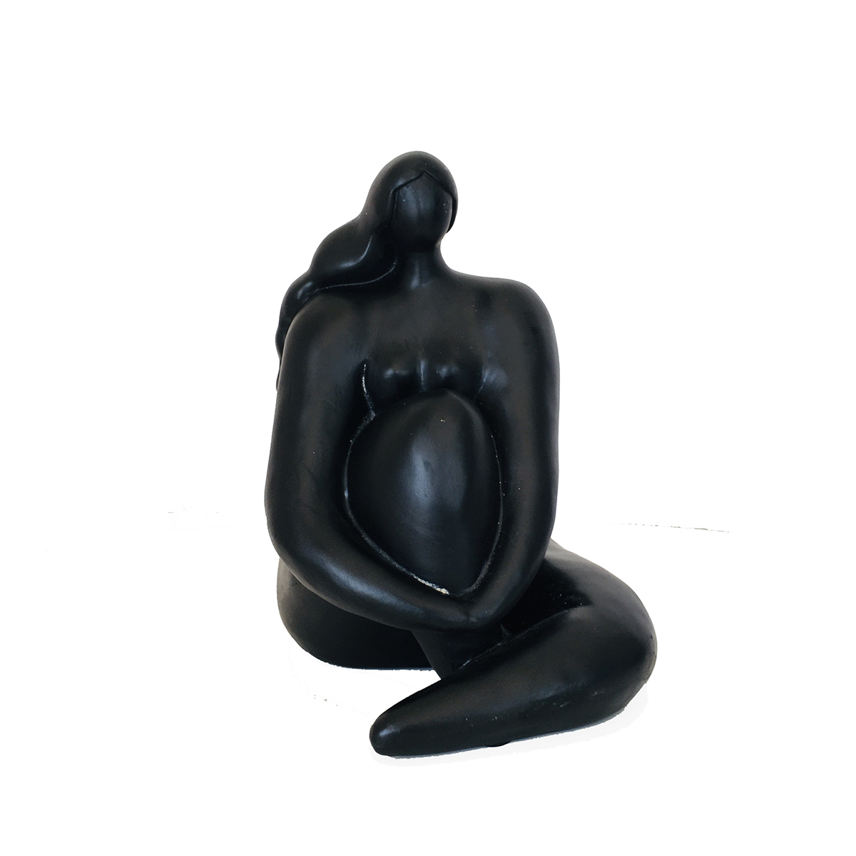 Estátua abstrata preta de mulher grávida sentada