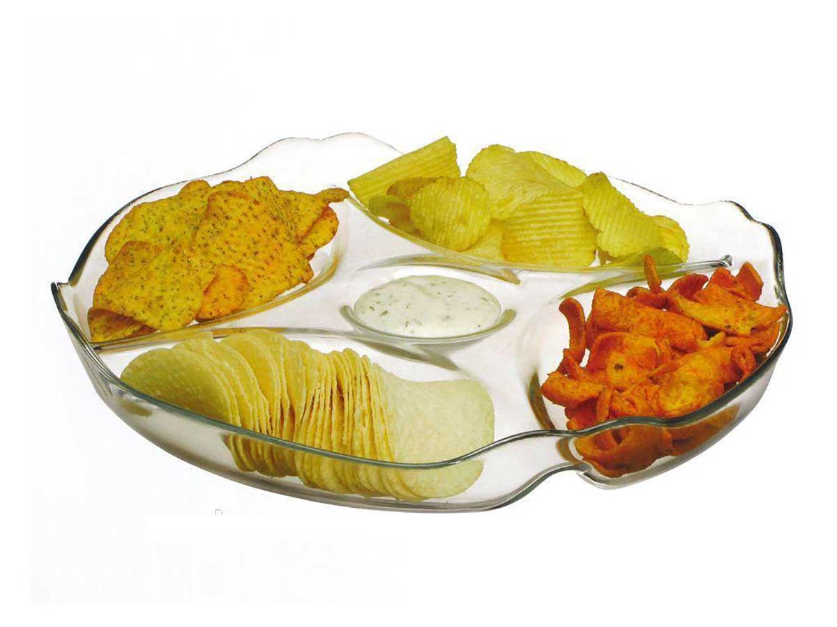 Tabuleiro de vidro com quatro compartimentos preenchidos com diferentes tipos de batatas fritas e molho branco no centro