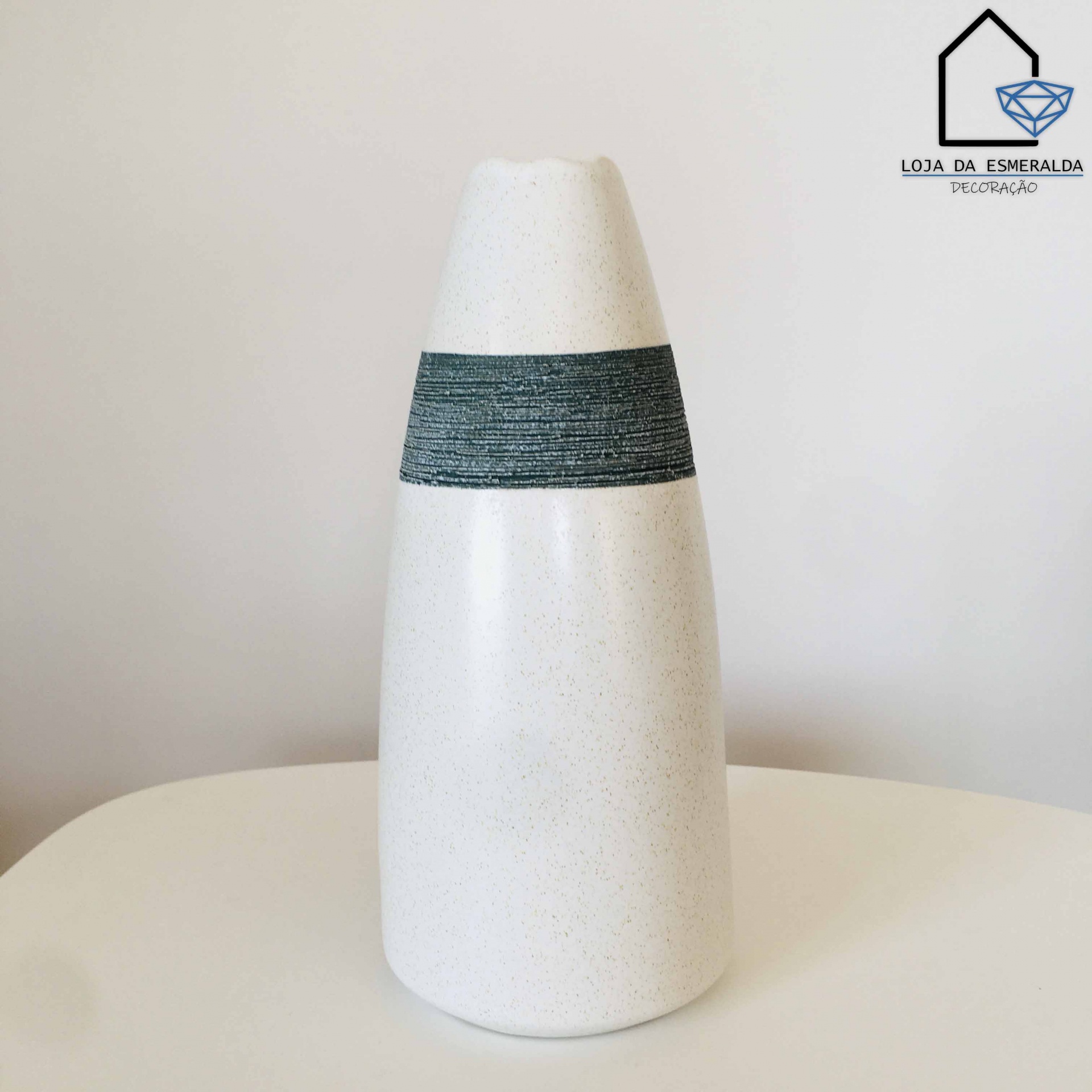 Vaso cerâmico branco com faixa preta texturada no meio