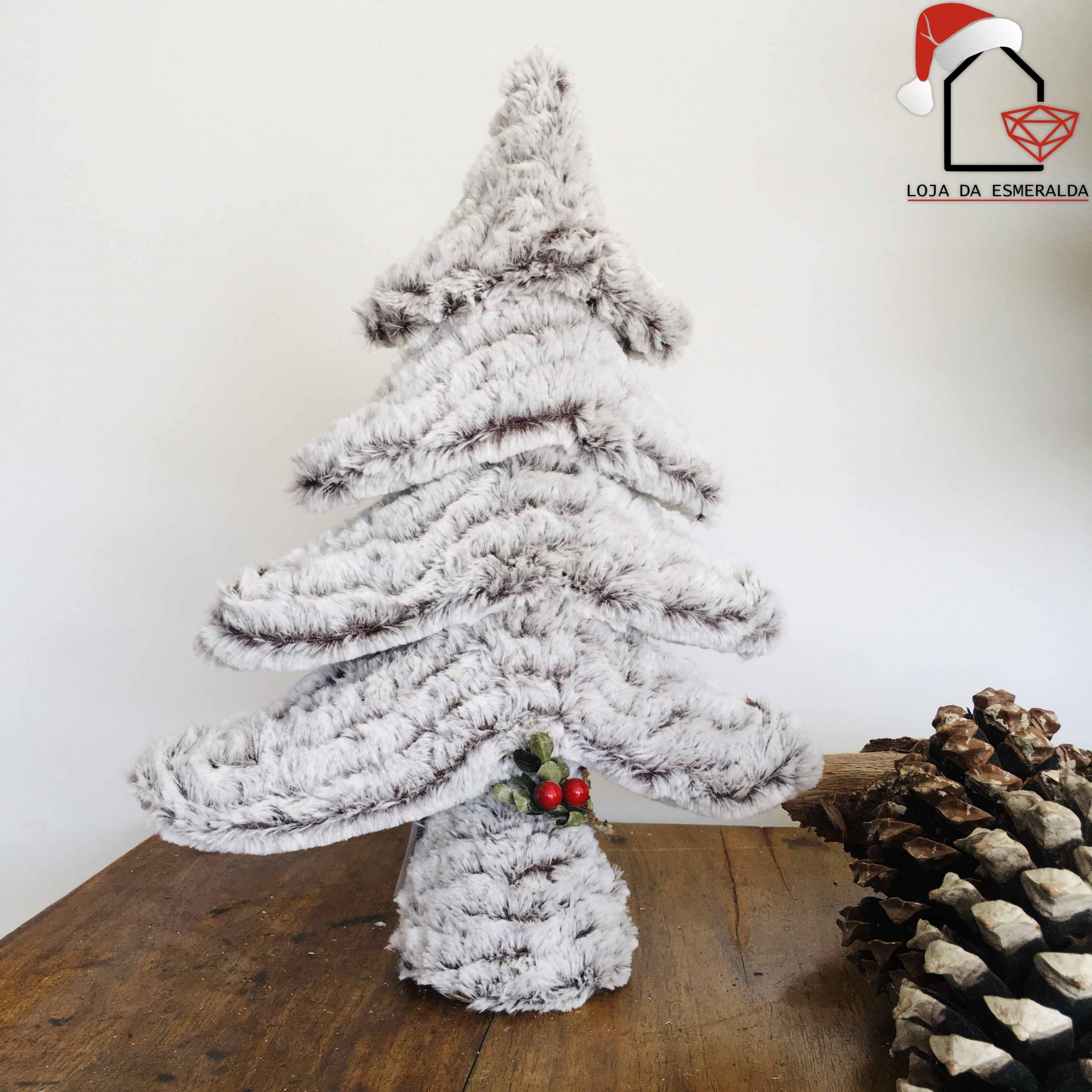 Árvore de Natal artificial branca felpuda na madeira ao lado de pinheiro