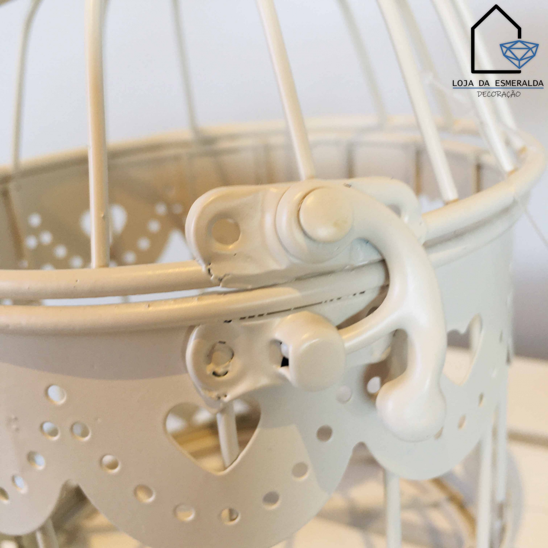 Candelabro metálico branco com padrão perfurado de corações