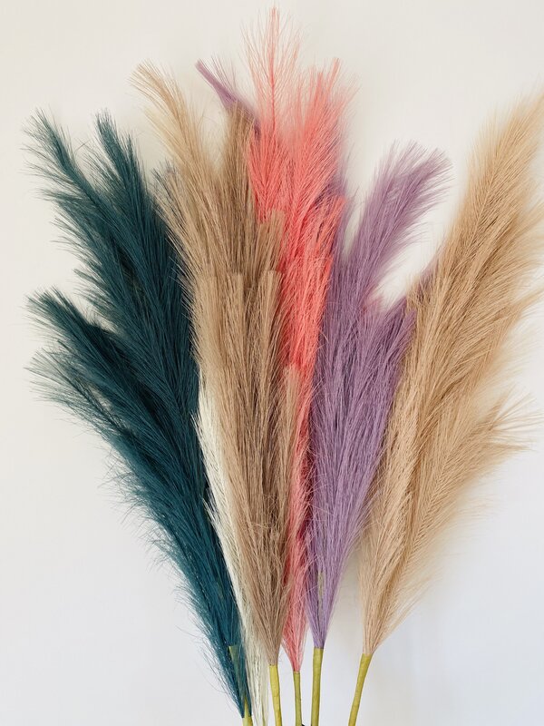 Raminhos decorativos coloridos contra fundo branco