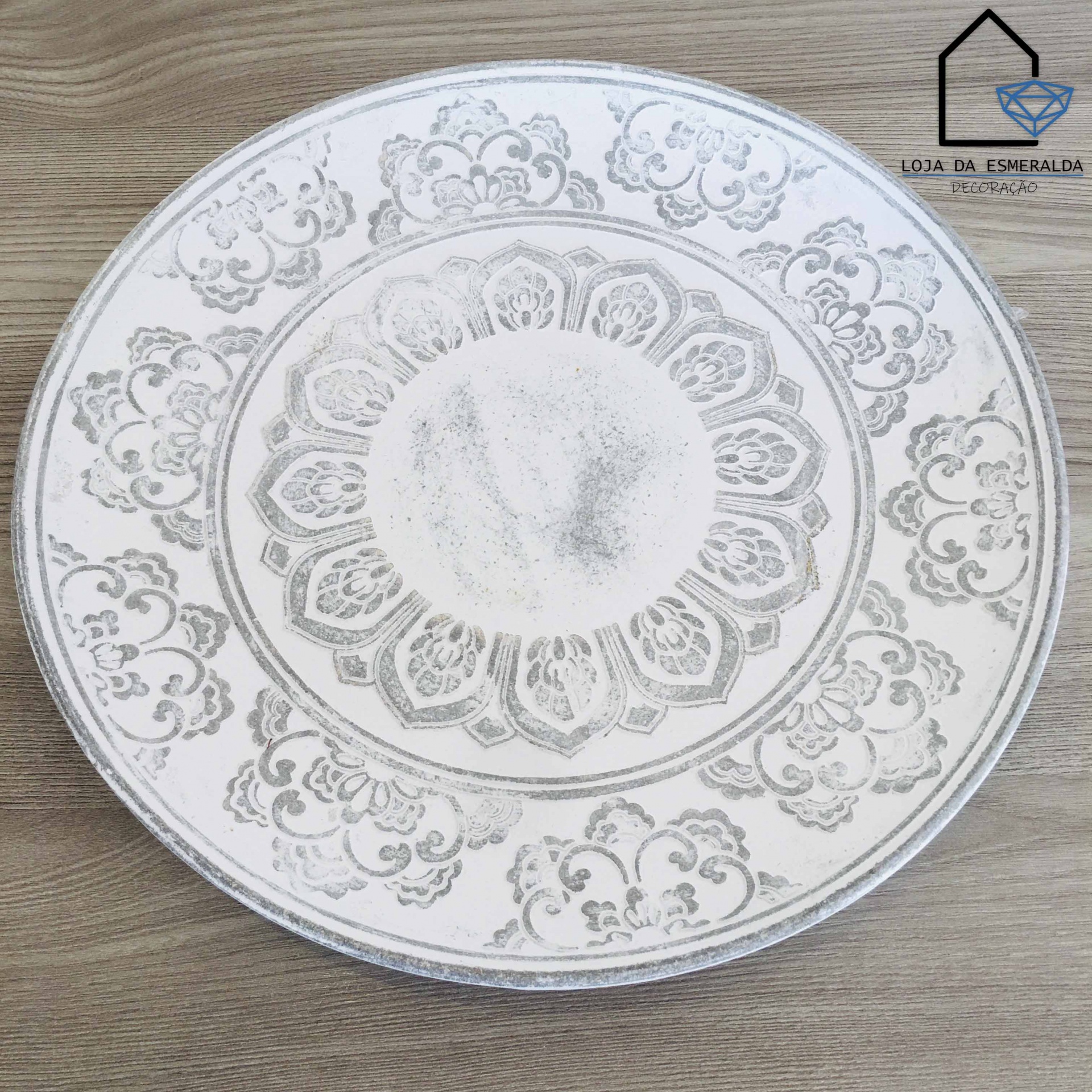 Prato decorativo redondo em madeira branca com padrão floral cinzento