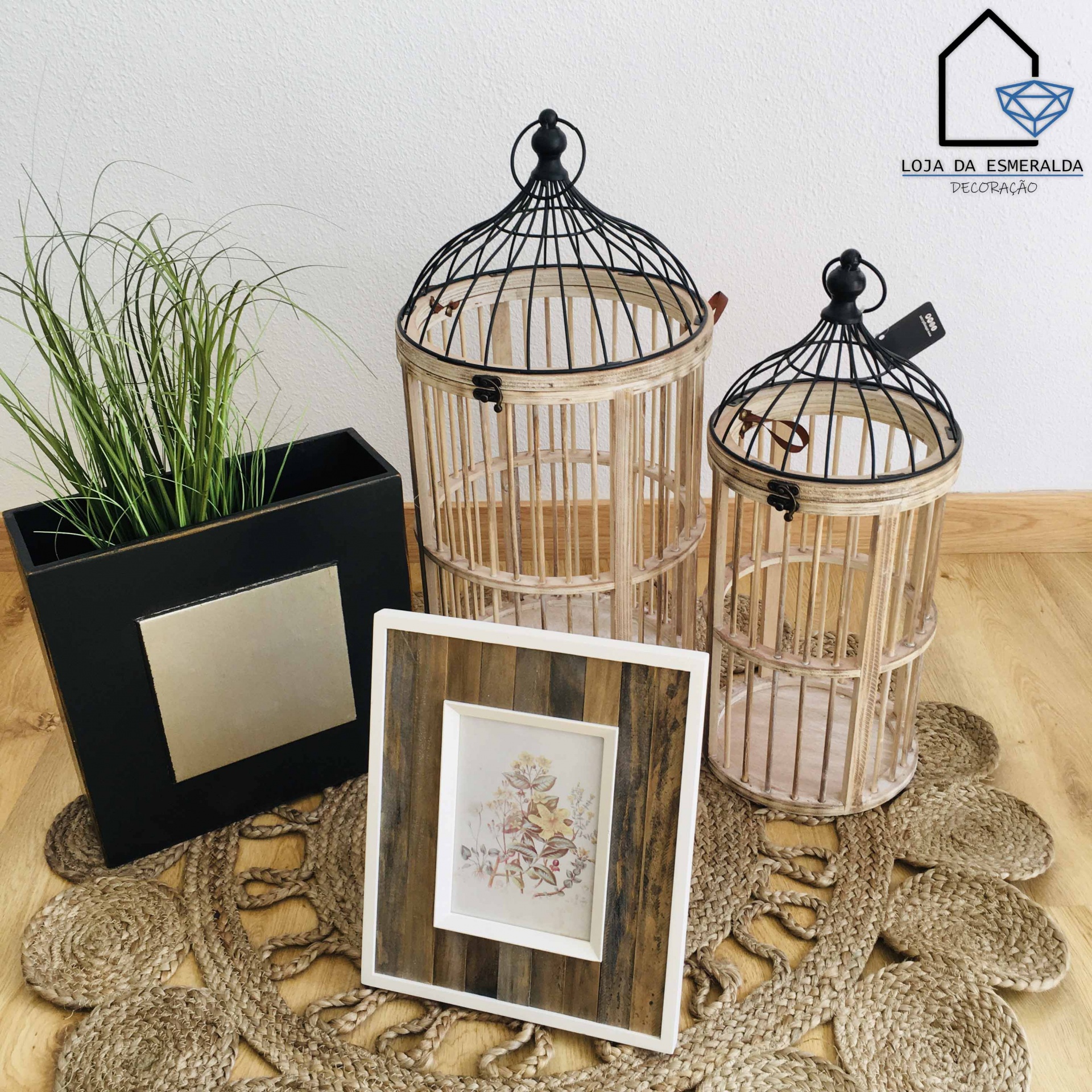 Vasos decorativos, moldura para foto, gaiolas decorativas em ambiente interior