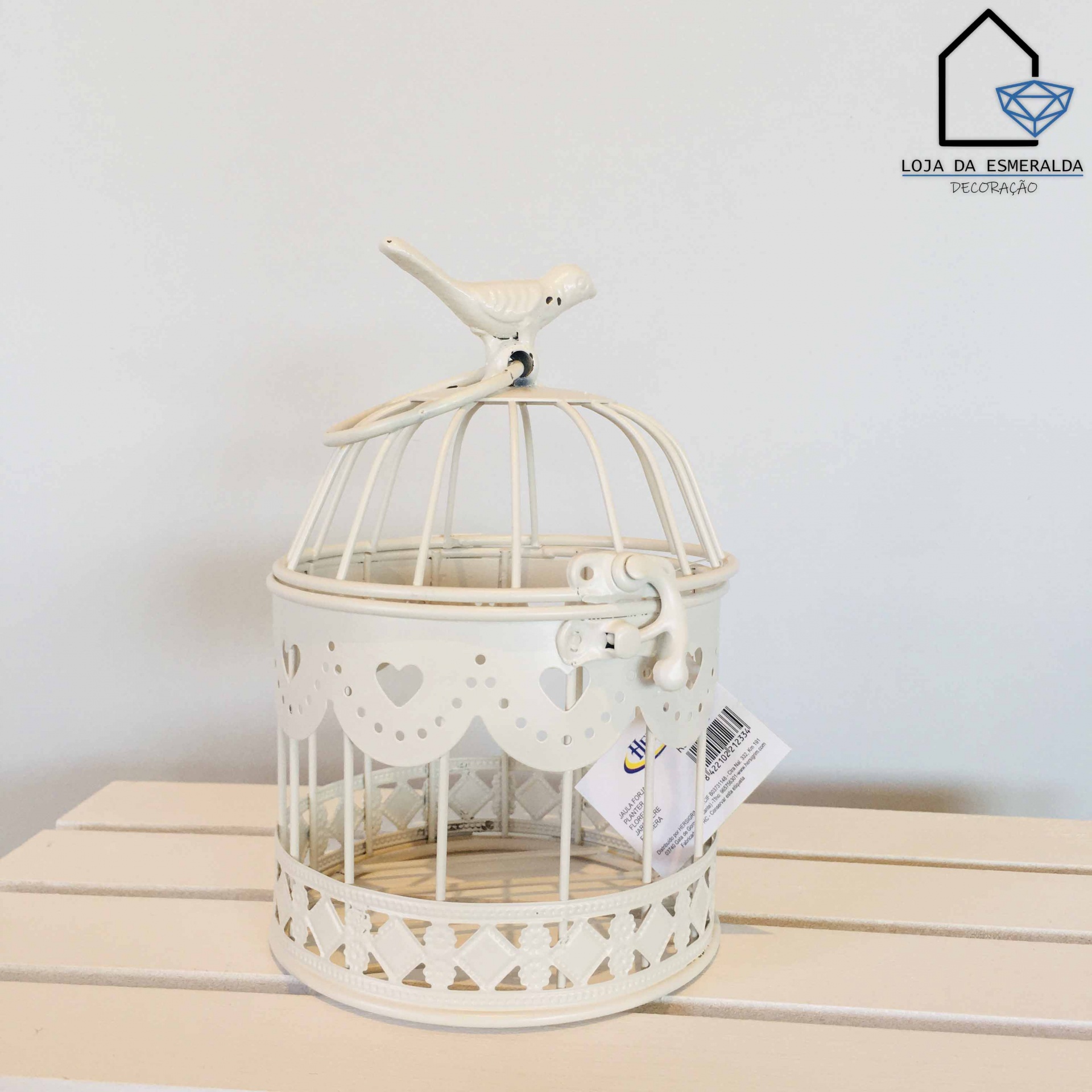 Gaiola decorativa branca de metal com pássaros no topo