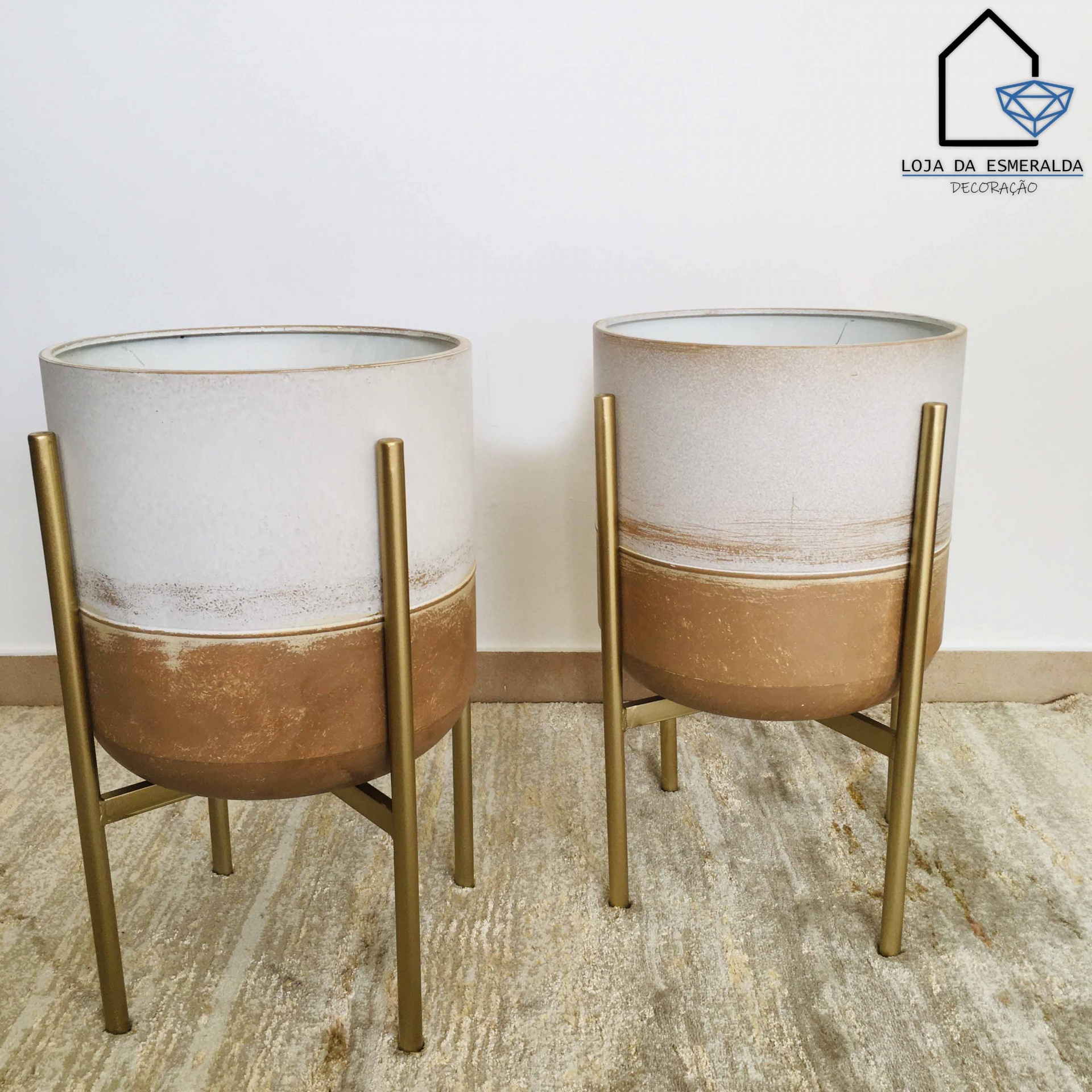 Dois vasos cerâmicos bicolores com suportes metálicos dourados