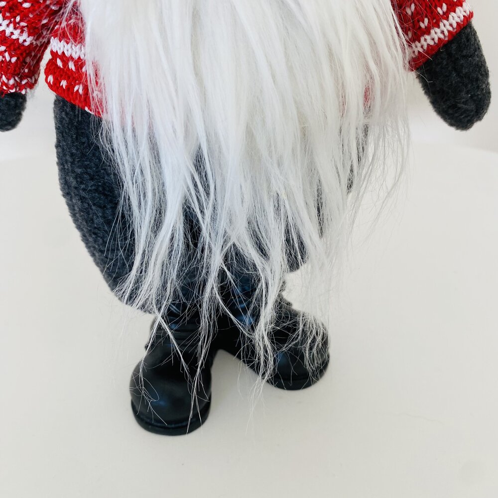 Figura decorativa natalícia com casaco vermelho, barba branca e calçado preto