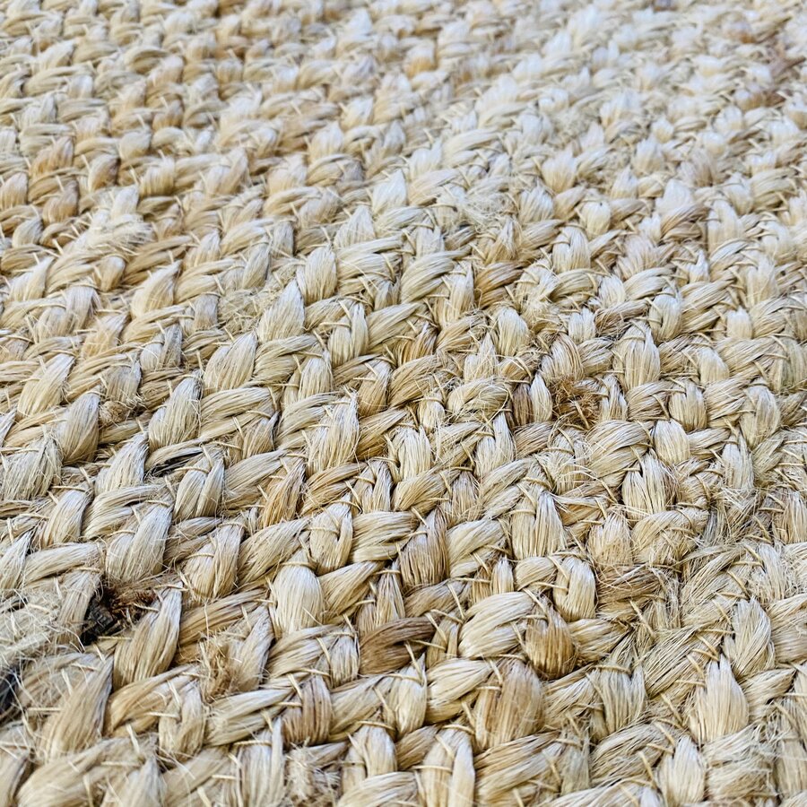 Tapete trançado de fibras naturais bege e castanho claro com textura rústica