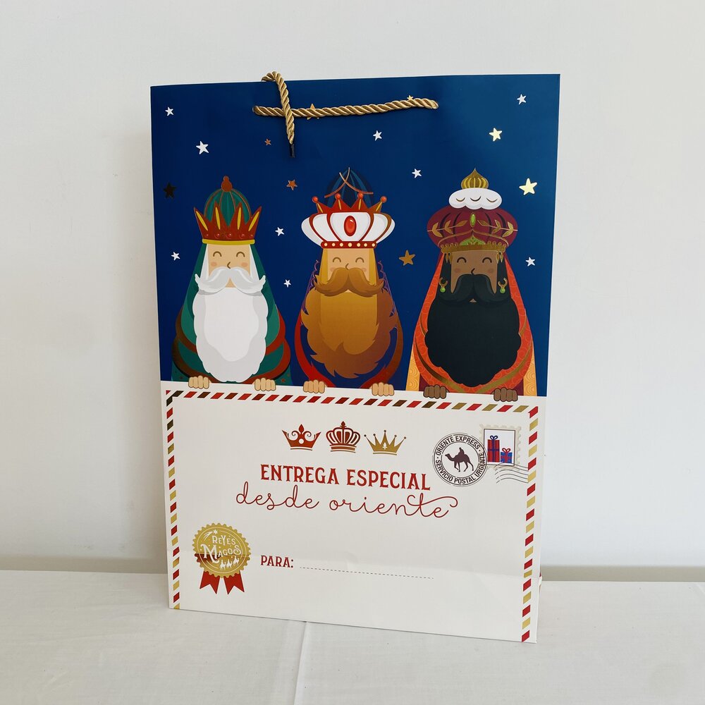 Saco de presente azul com três reis magos e texto Especial desde Oriente