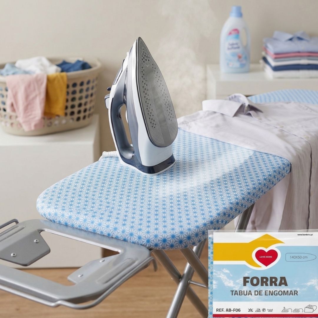 Capa azul clara para tábua de engomar com ferro a vapor sobre a tábua e texto na etiqueta do produto.