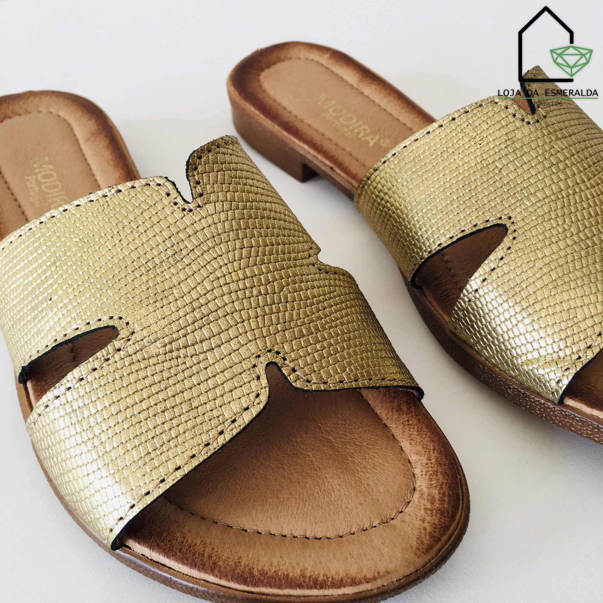 Chinelos dourados texturizados com sola castanha