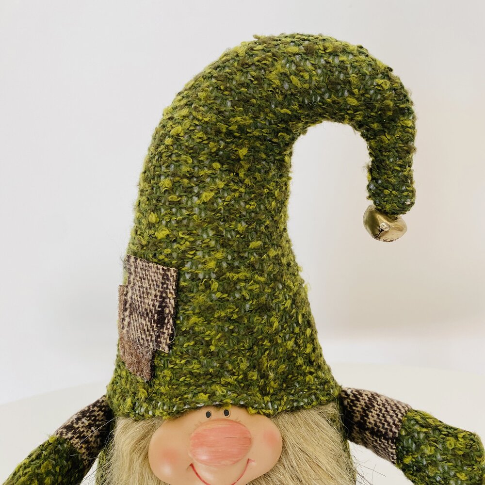 Boneco decorativo com chapéu verde alto e barba branca