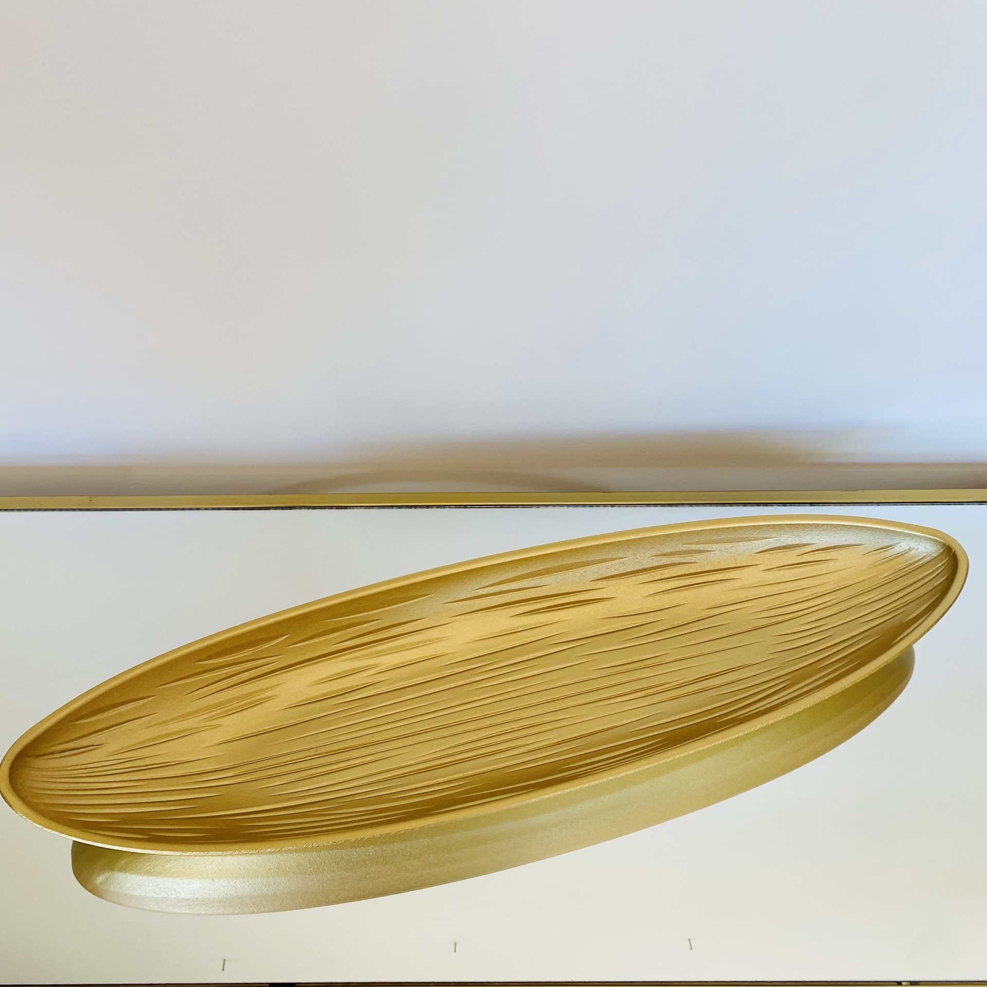 Prato oval dourado decorativo com textura riscada