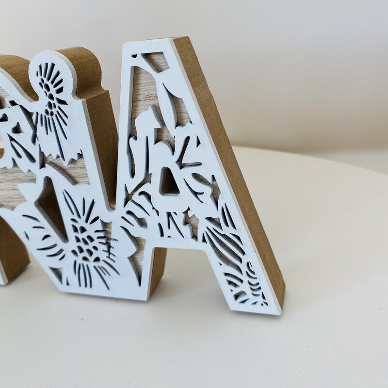 Letra decorativa de madeira branca com padrão floral