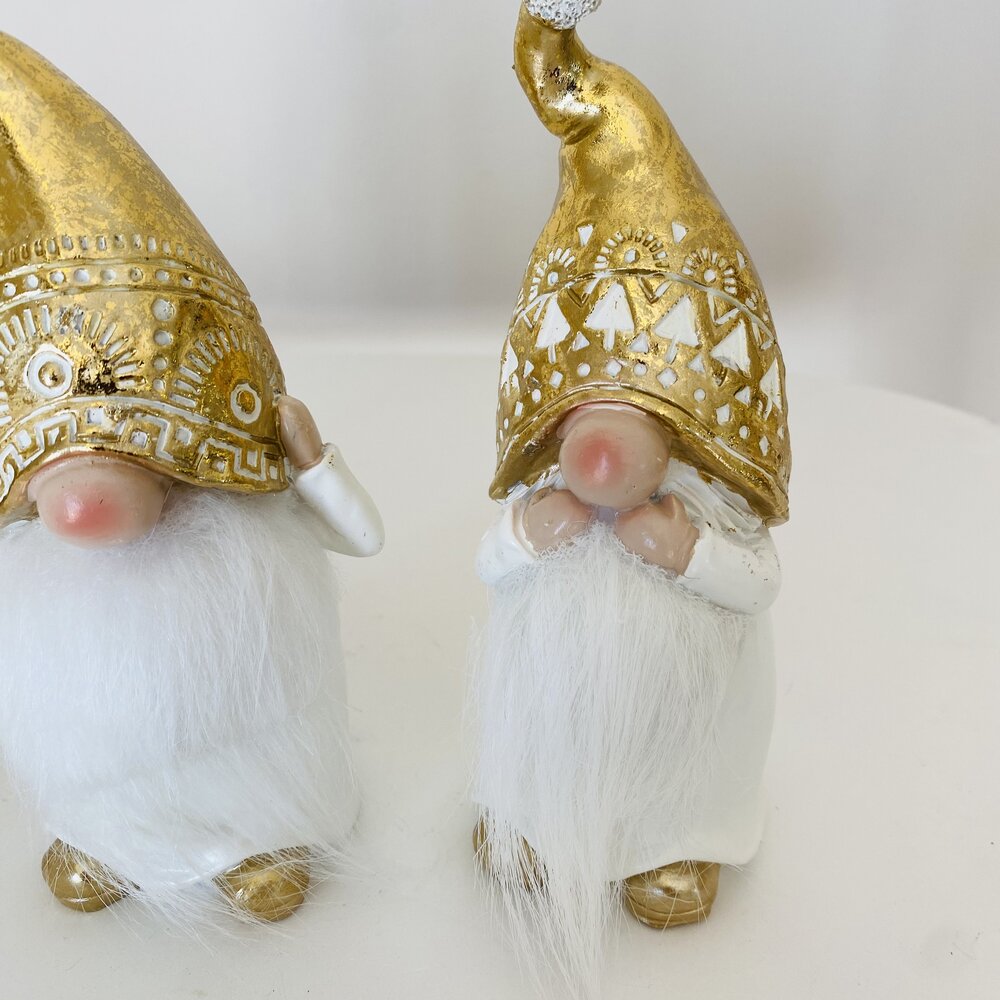 Dois bonecos gnomos decorativos com chapéus dourados e barbas brancas