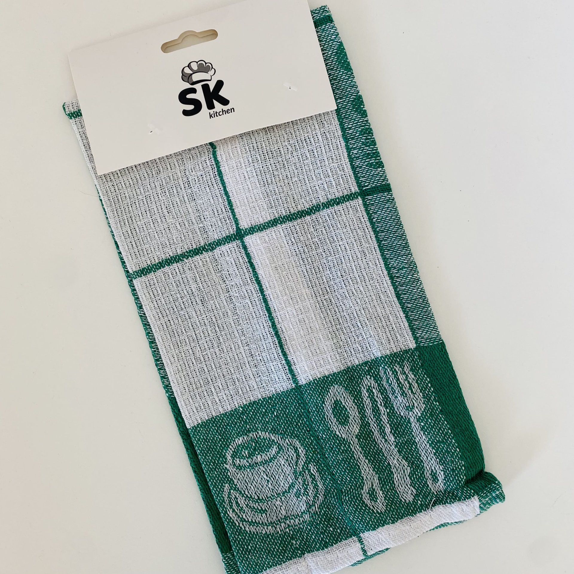 Pano de cozinha branco com padrão xadrez verde e ícones utensílios de cozinha