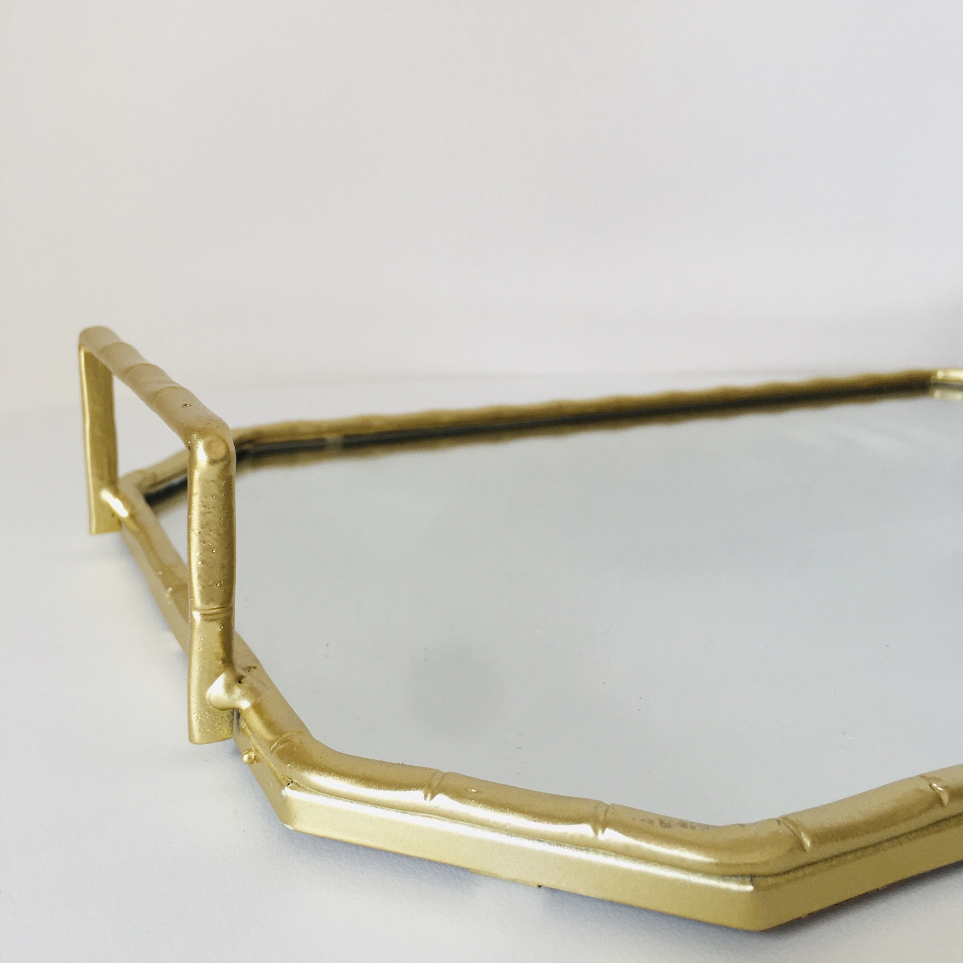 Tabuleiro hexagonal dourado com base espelho e pegas