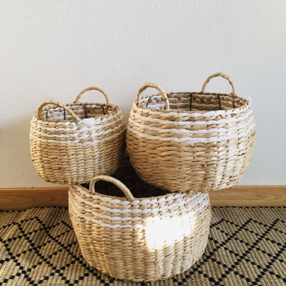 Conjunto de três cestos de vime trançados à mão com alças, em tons naturais e branco