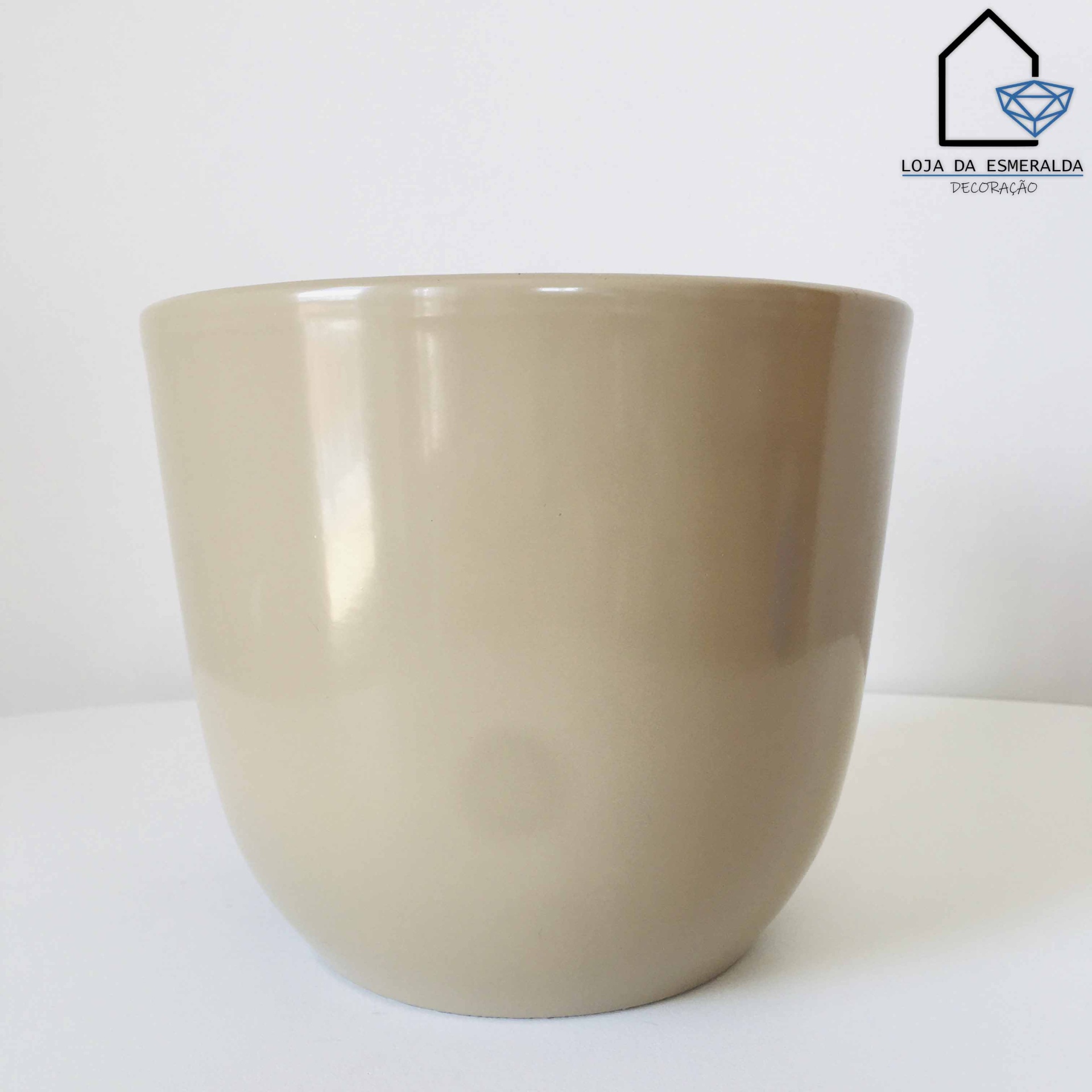 Vaso decorativo de cerâmica bege com acabamento brilhante