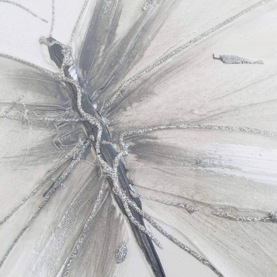 Pintura abstrata cinzenta com linhas prateadas brilhantes.