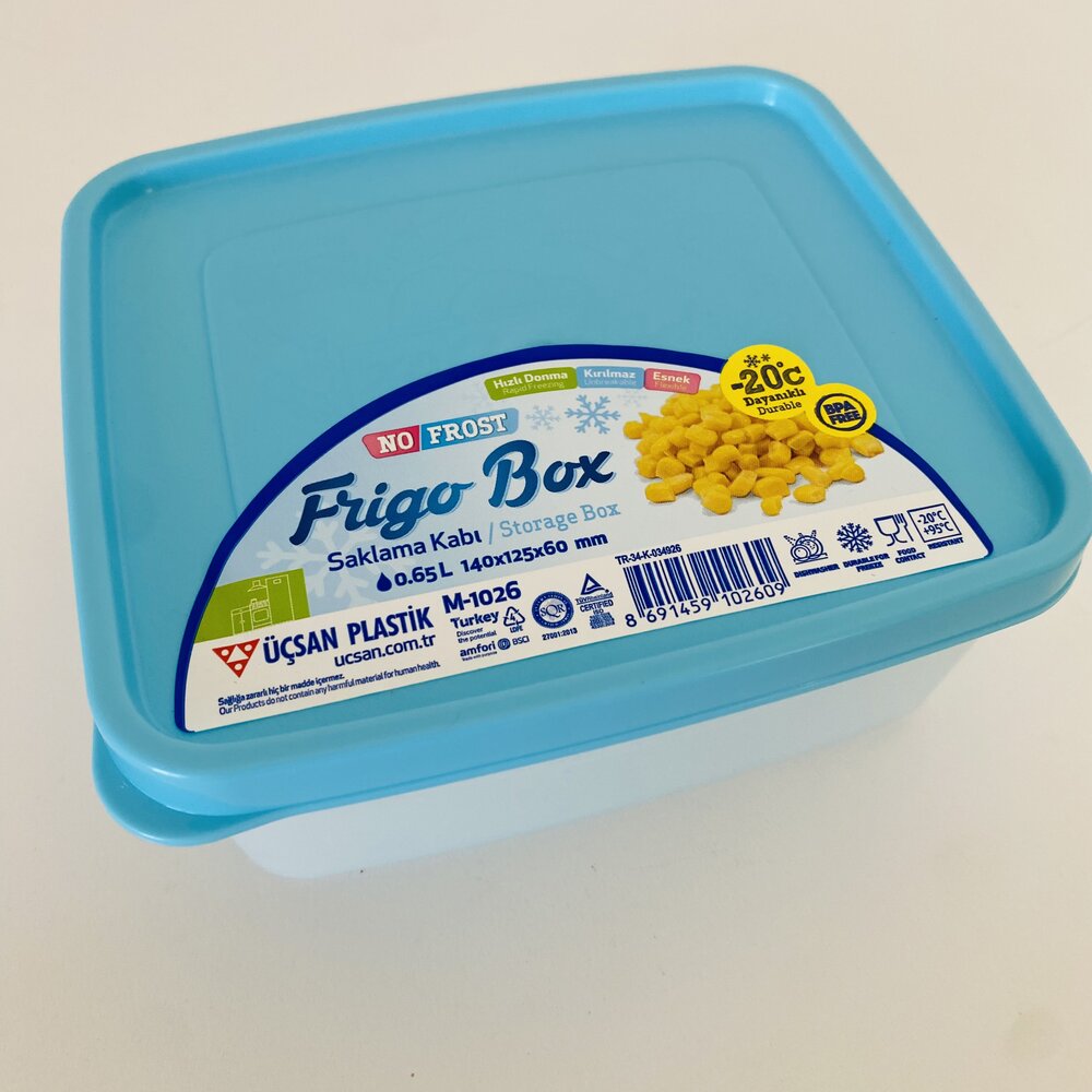 Caixa de armazenamento de plástico azul claro com tampa azul e etiqueta com texto em inglês e turco