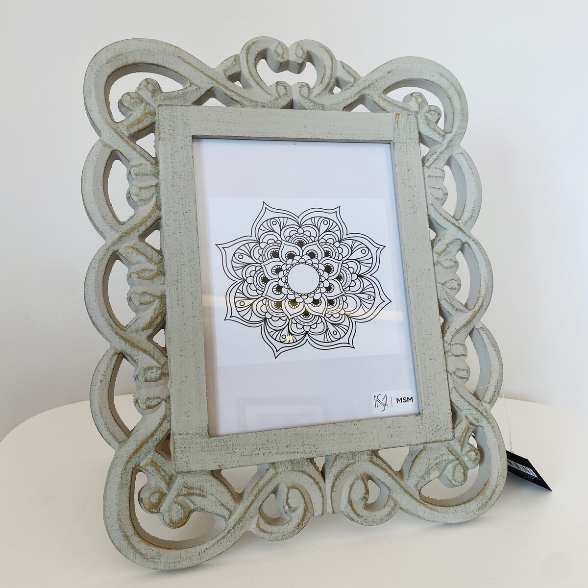 Moldura decorativa cinzenta com fotografia de padrão mandala preto e branco