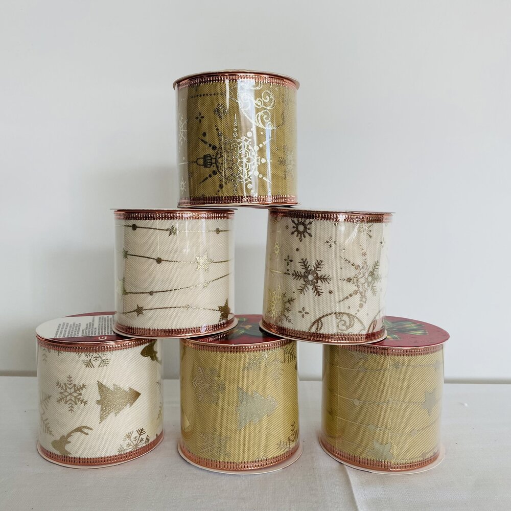 Seis rolos de fita decorativa natalina em tecido com estampas douradas e brancas