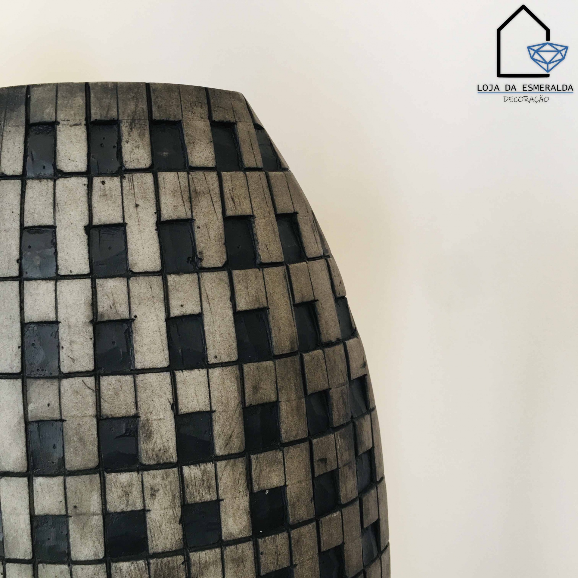 Objeto decorativo com padrão retangular preto e cinza