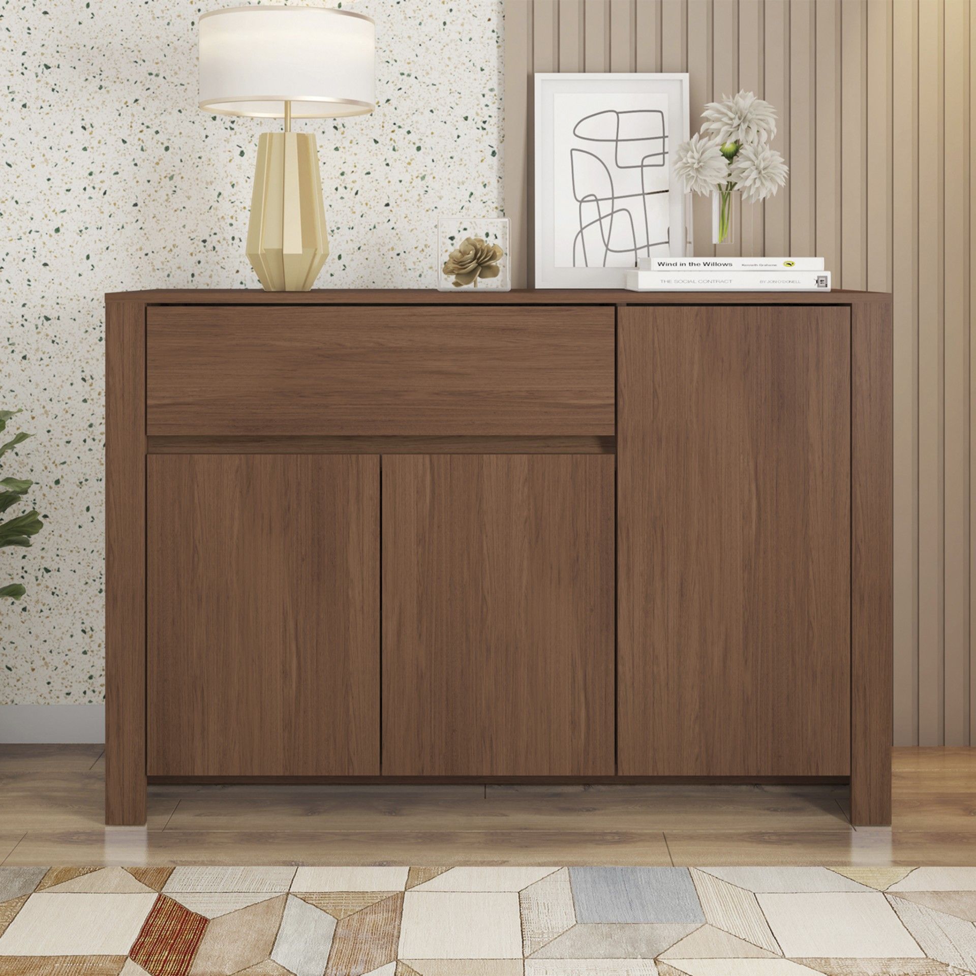 Aparador de madeira castanha com decoração e ambiente interior