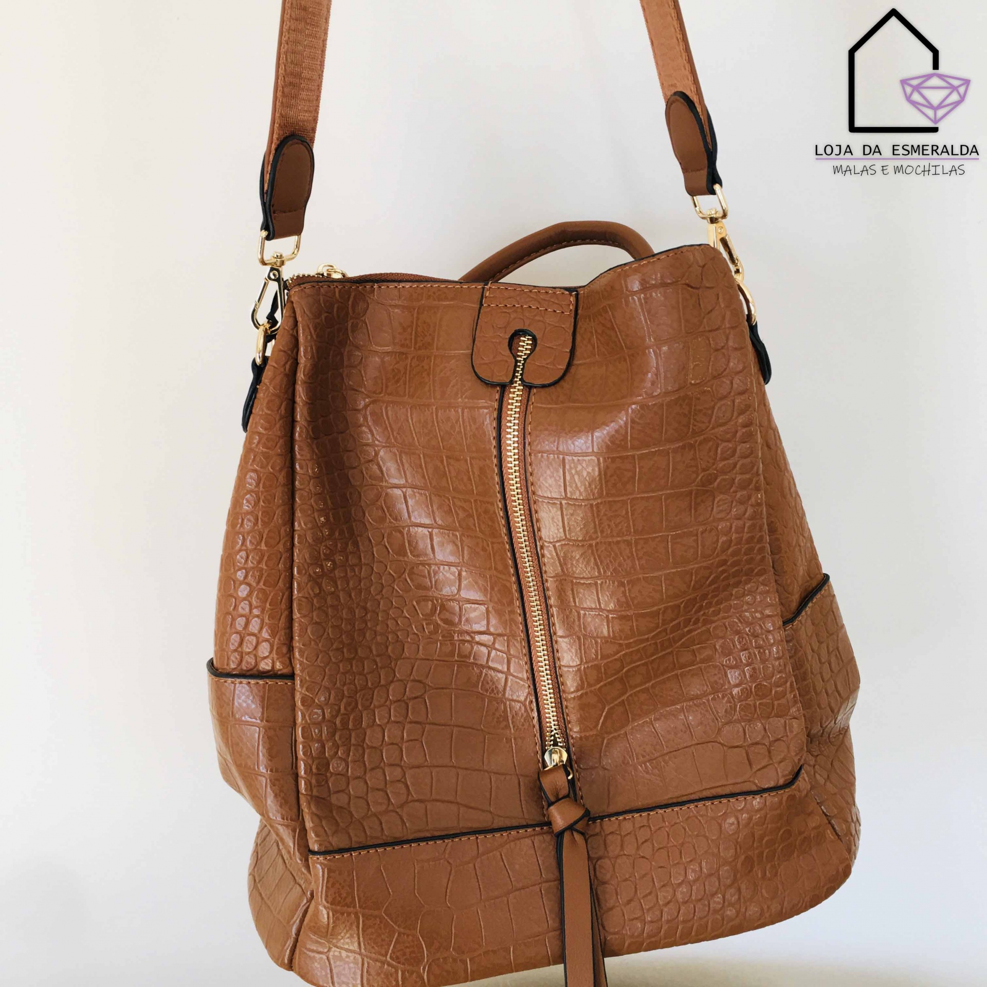 Mochila castanha padrão crocodilo com fecho dourado