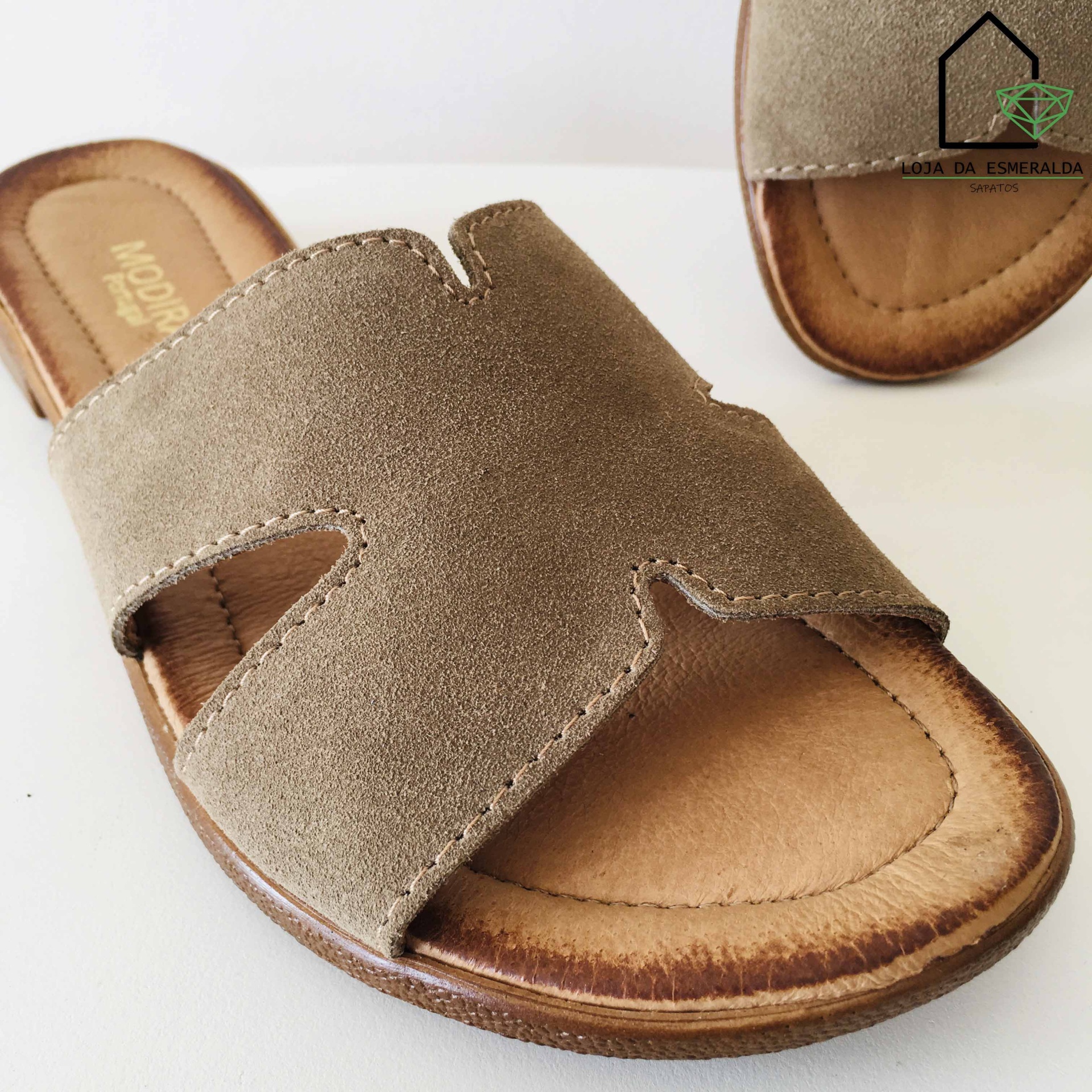 Chinelos masculinos em camurça bege com solado castanho