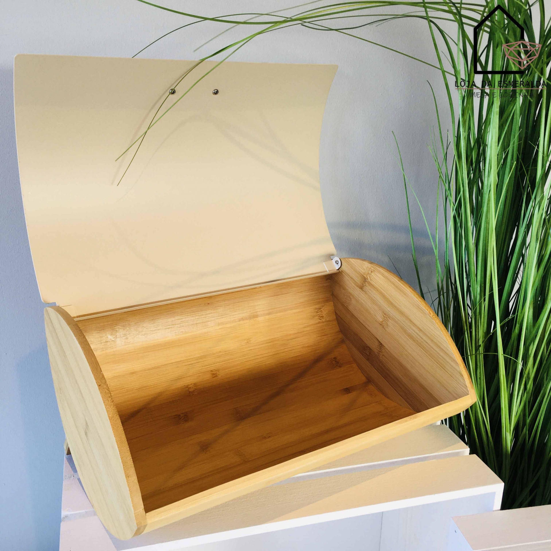 Pãoira de madeira clara com tampa creme aberta