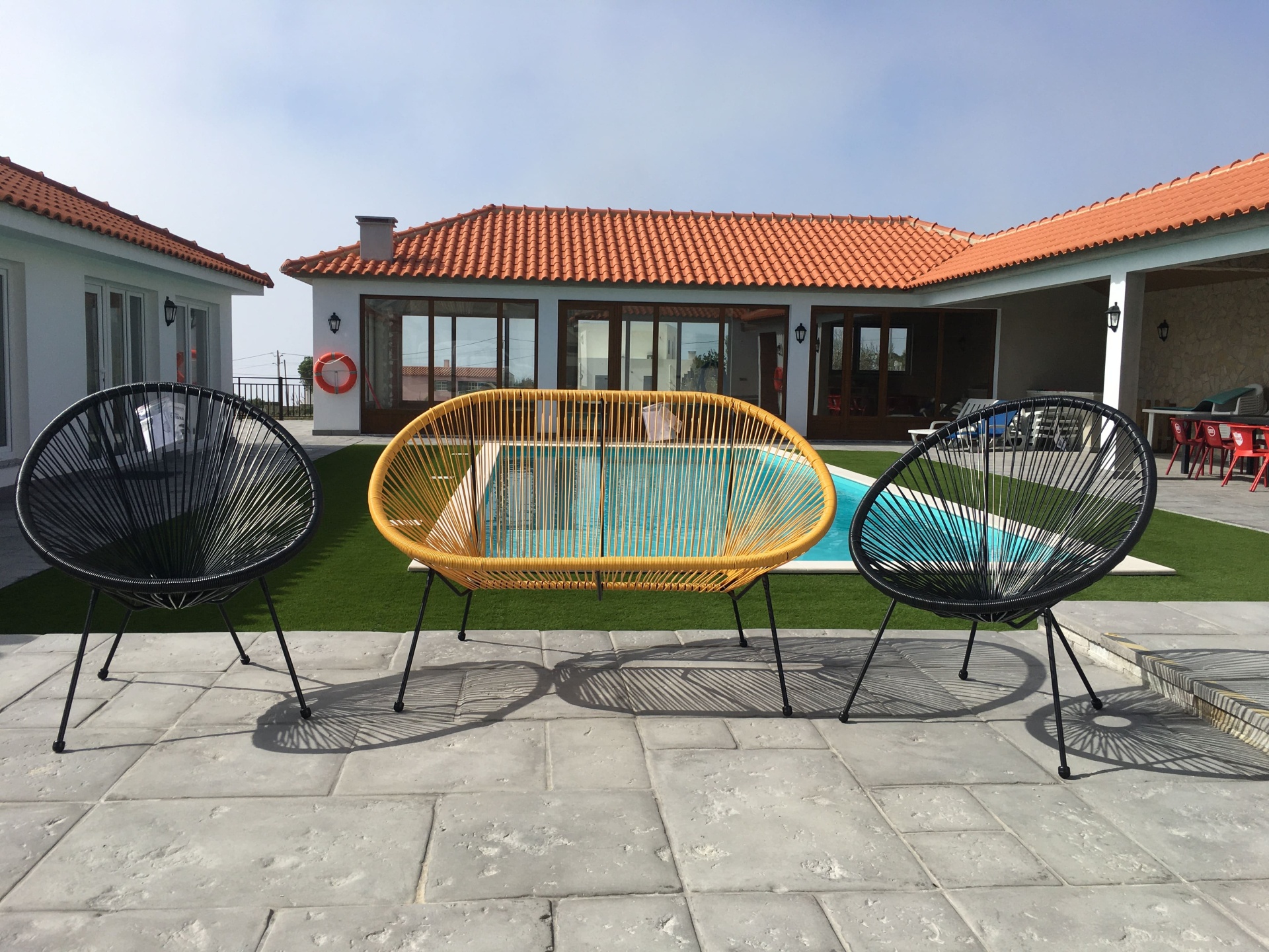 Conjunto de cadeiras e banco metálico com assento em corda trançada no exterior