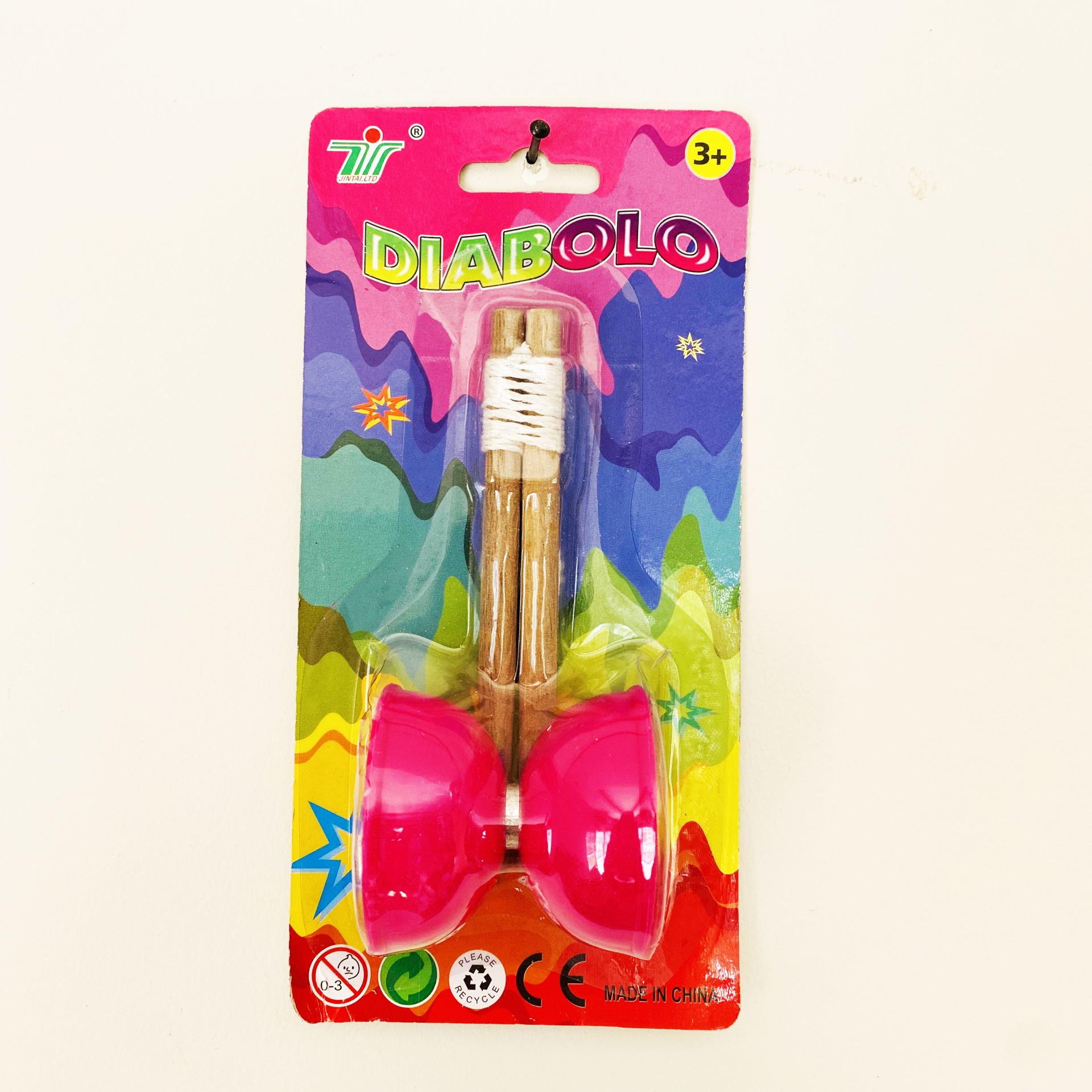 Diabolo rosa e madeira em embalagem de cartão colorido com texto