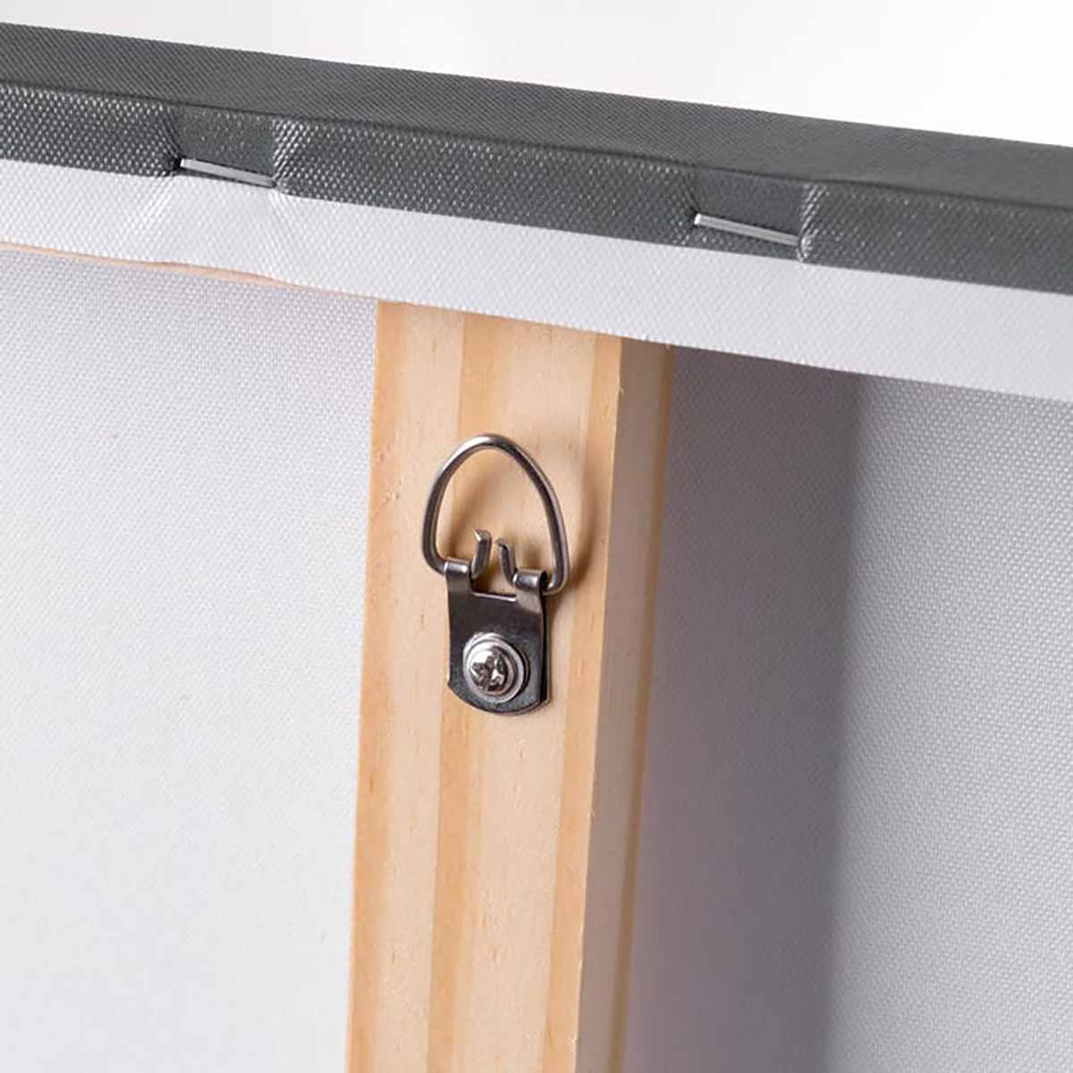 Visão traseira de tela com moldura de madeira e gancho metálico