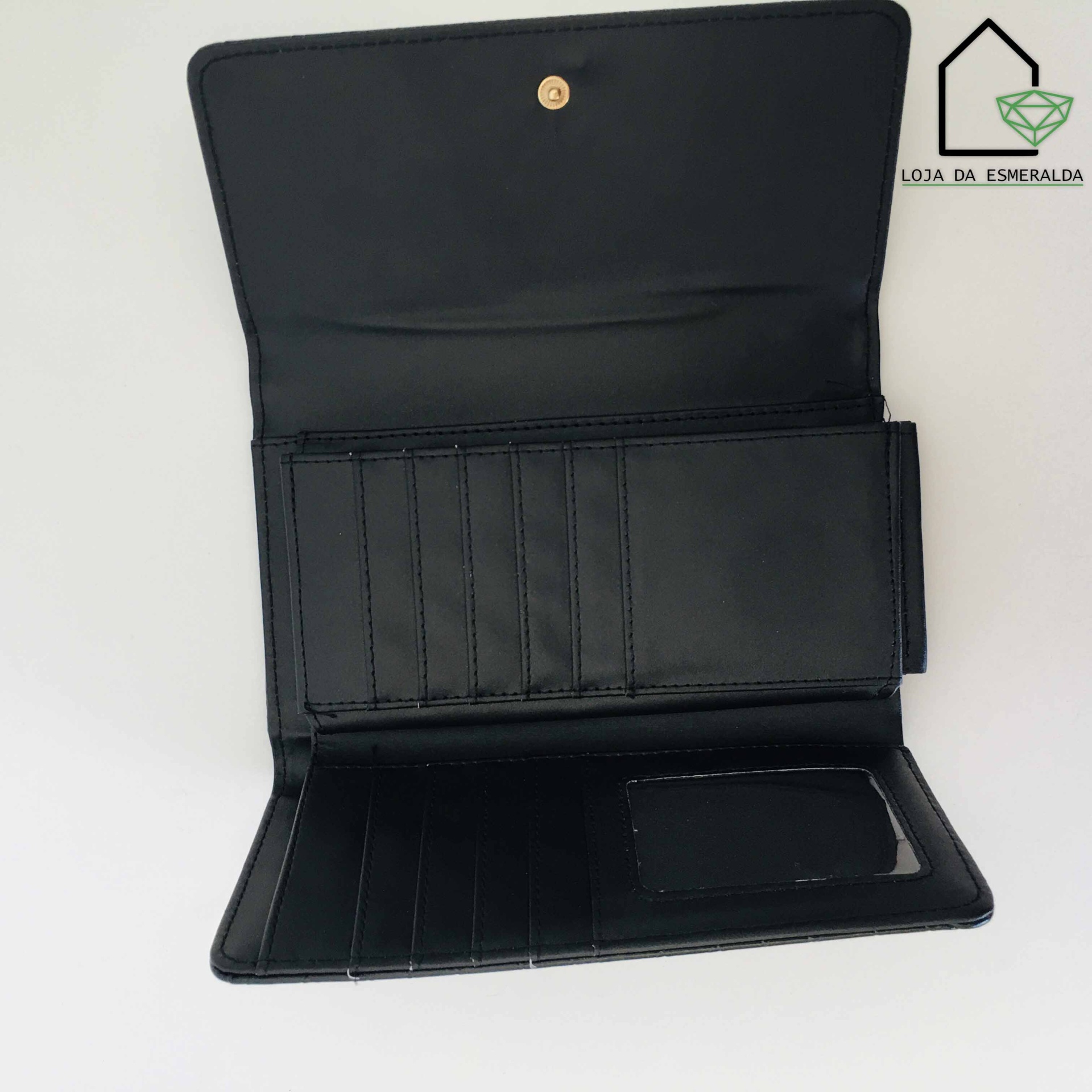 Carteira preta aberta com vários compartimentos e logotipo Loja da Esmeralda ao fundo